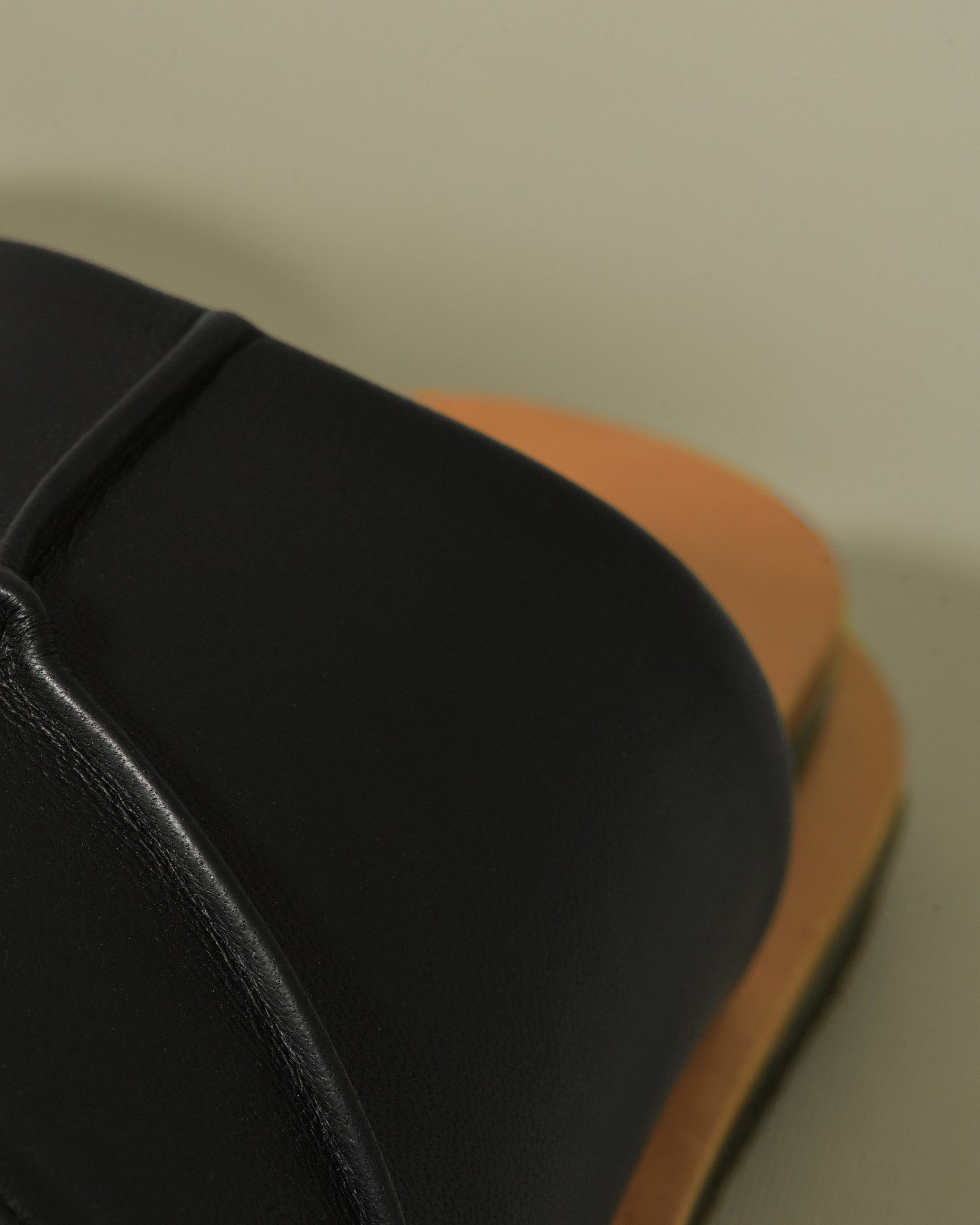Sandales plates noires en cuir Brador