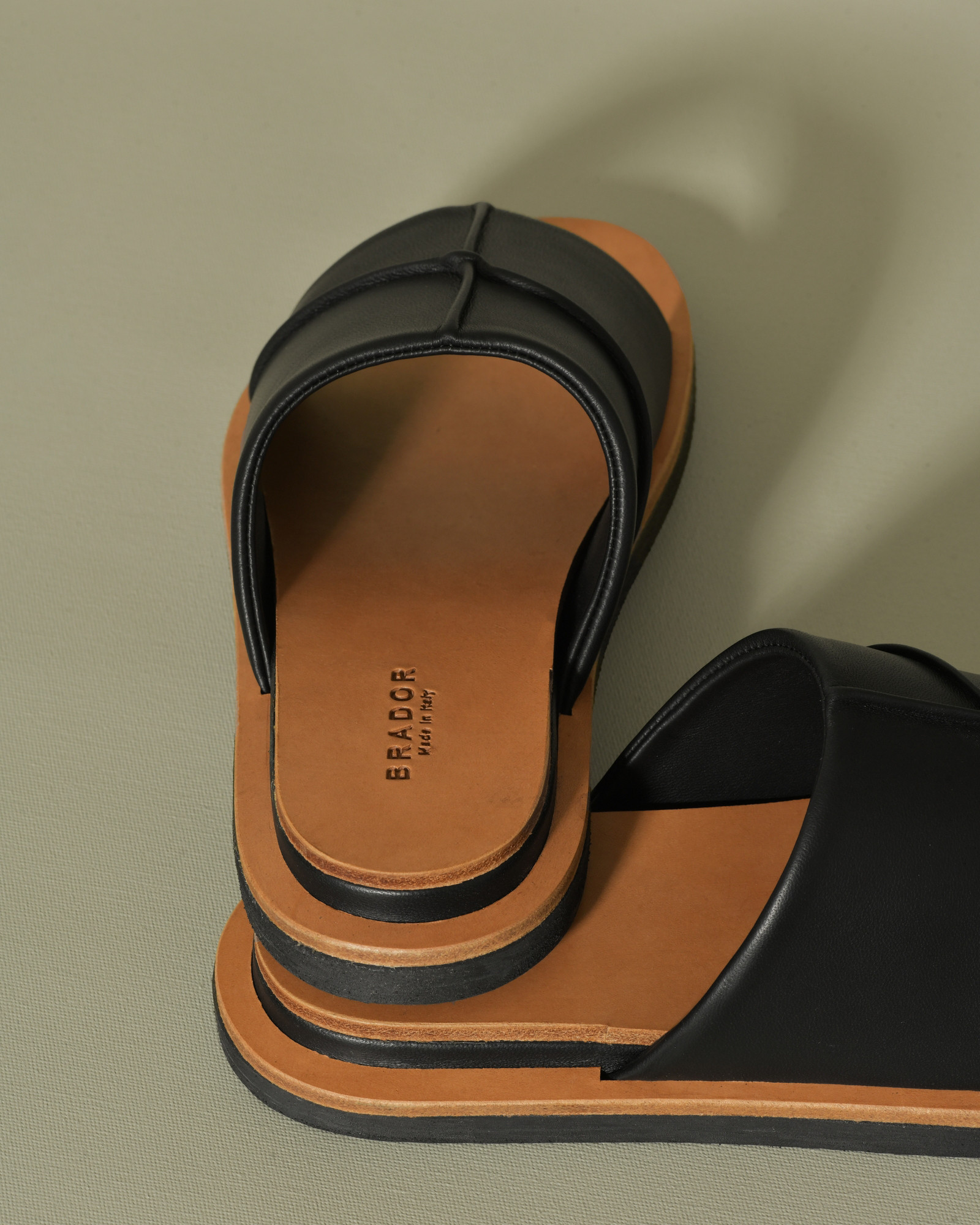 Sandales plates noires en cuir Brador