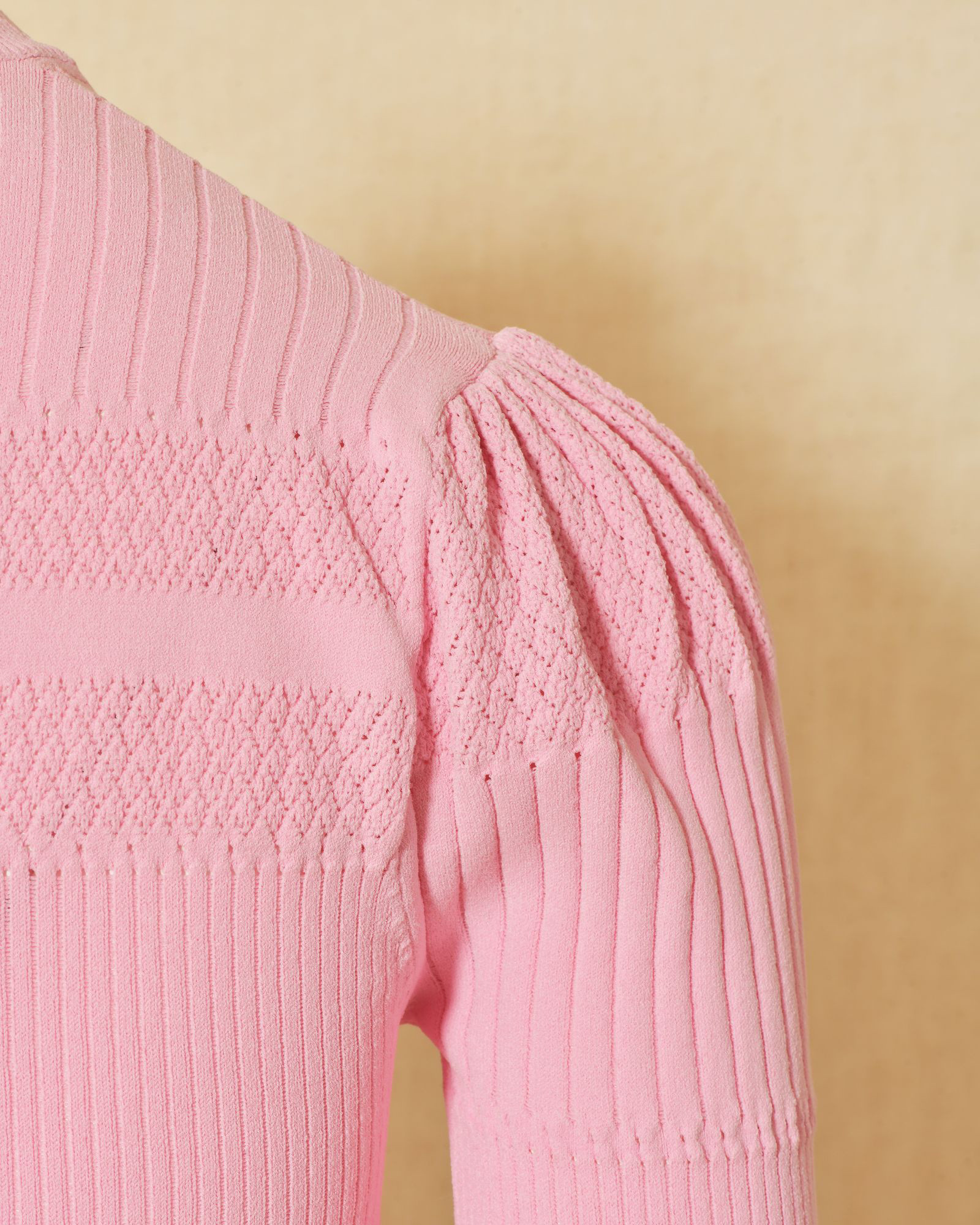 Pull en maille ajourée fin rose Emma White
