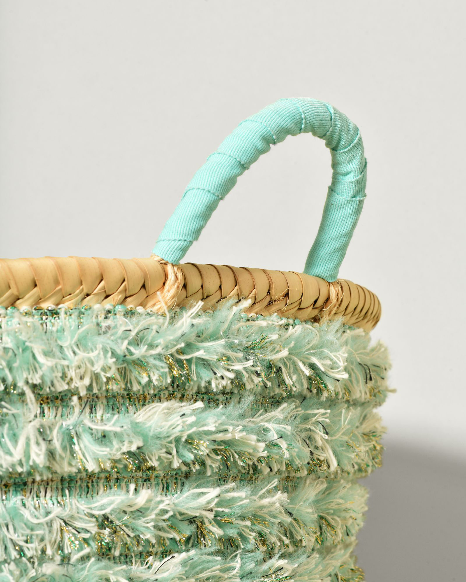 Sac panier en raphia tressé à détails frangés turquoise