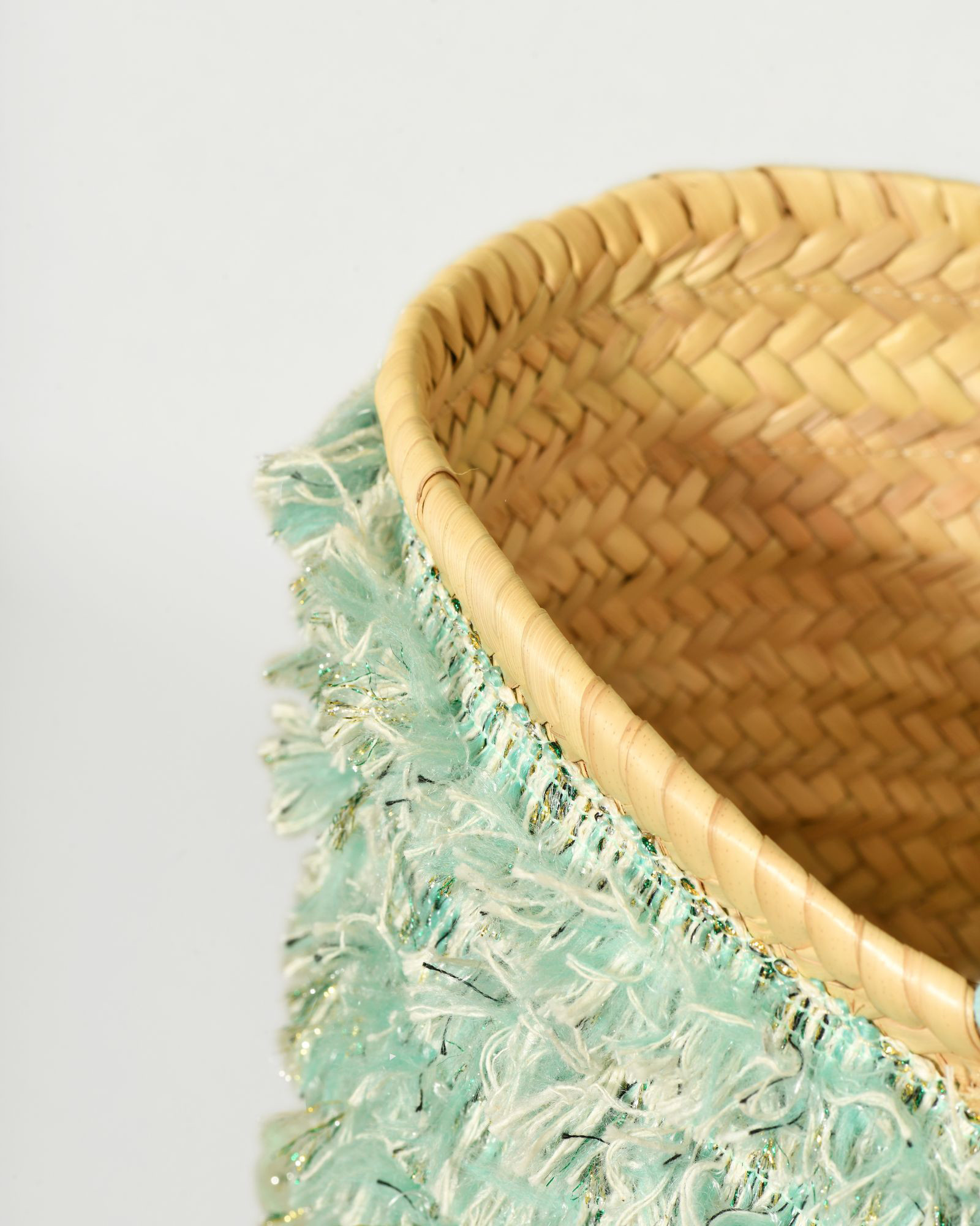 Sac panier en raphia tressé à détails frangés turquoise
