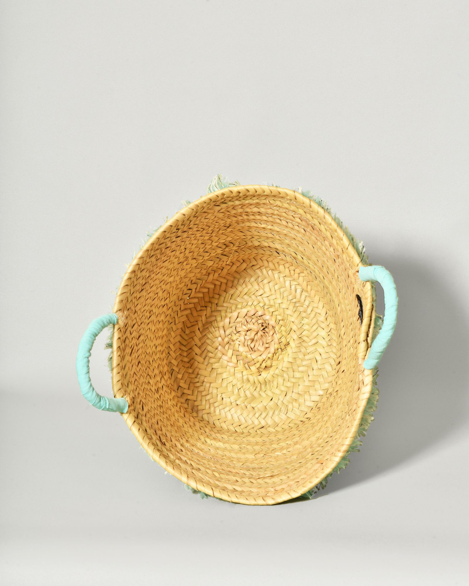 Sac panier en raphia tressé à détails frangés turquoise