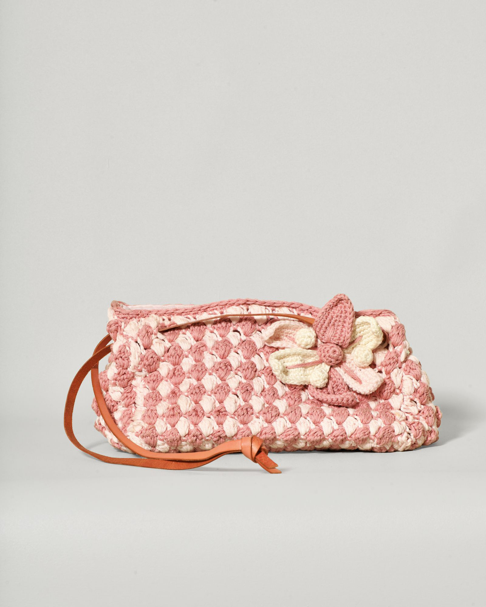 Sac en maille crochet rose à fleur appliquée Caterina Bertini