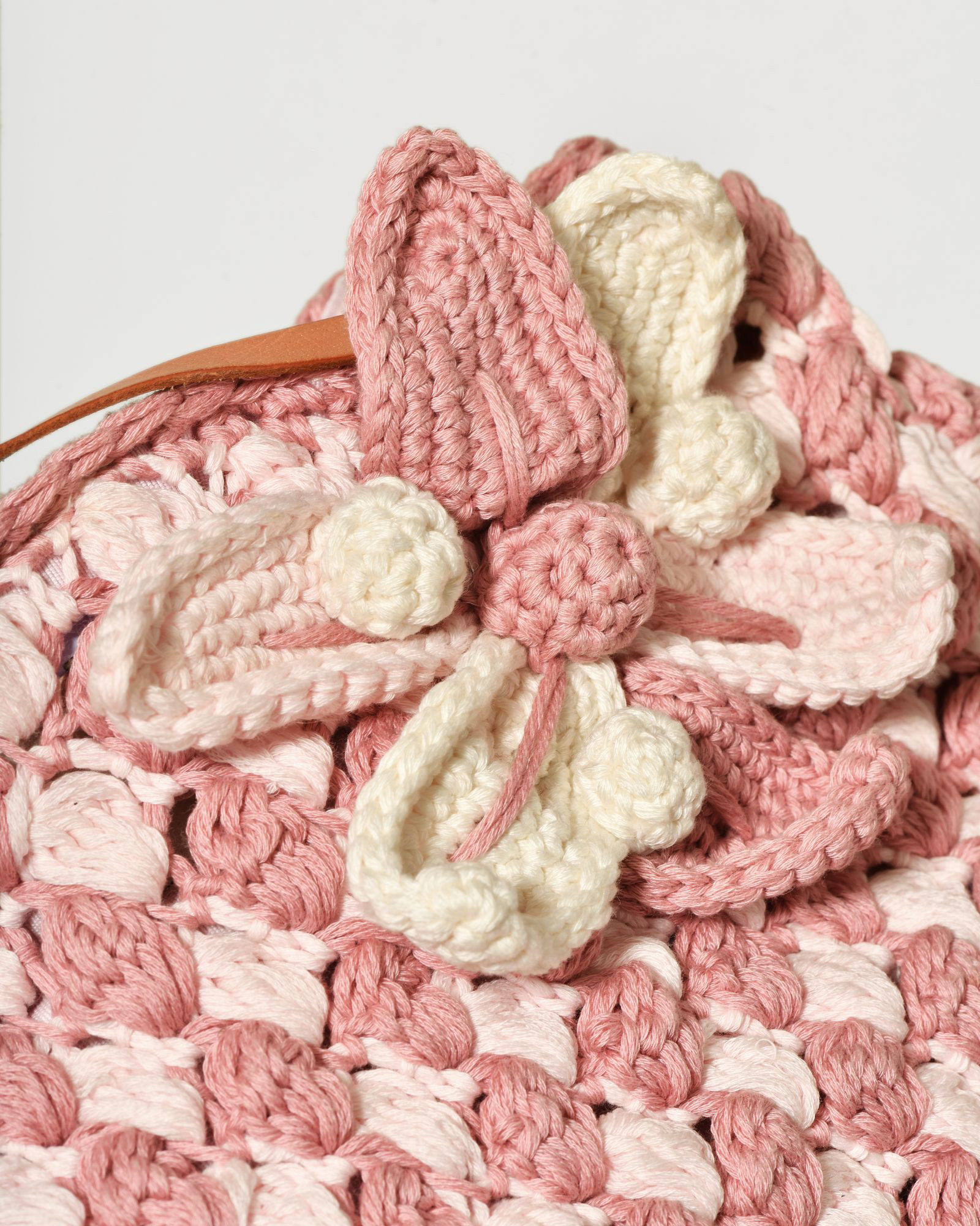 Sac en maille crochet rose à fleur appliquée Caterina Bertini