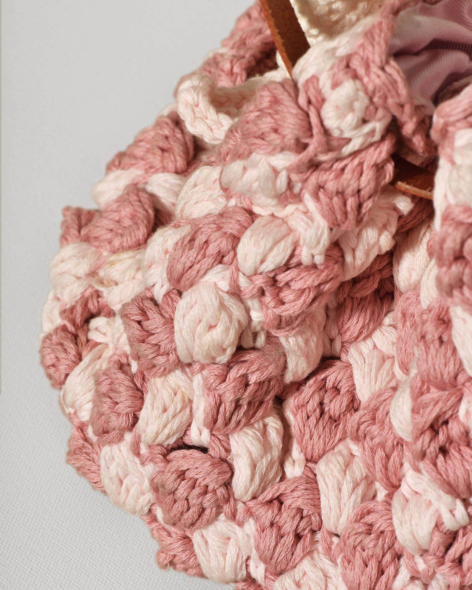 Sac en maille crochet rose à fleur appliquée Caterina Bertini