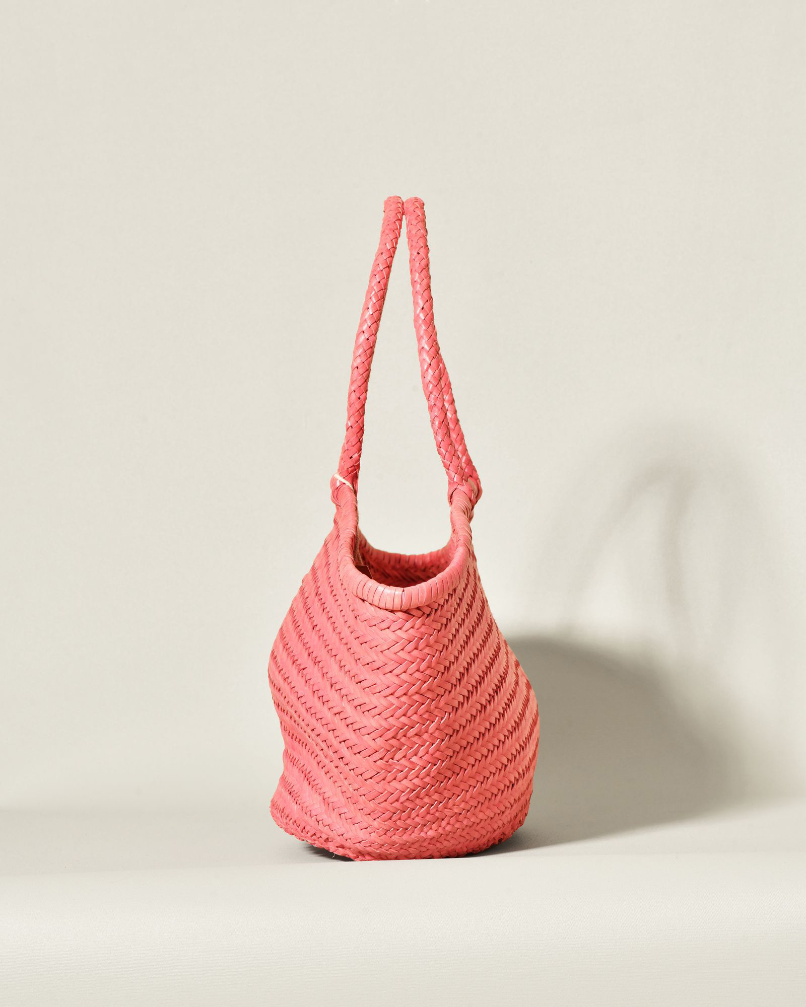 Sac cabas rose en fibres tressées Dragon Diffusion