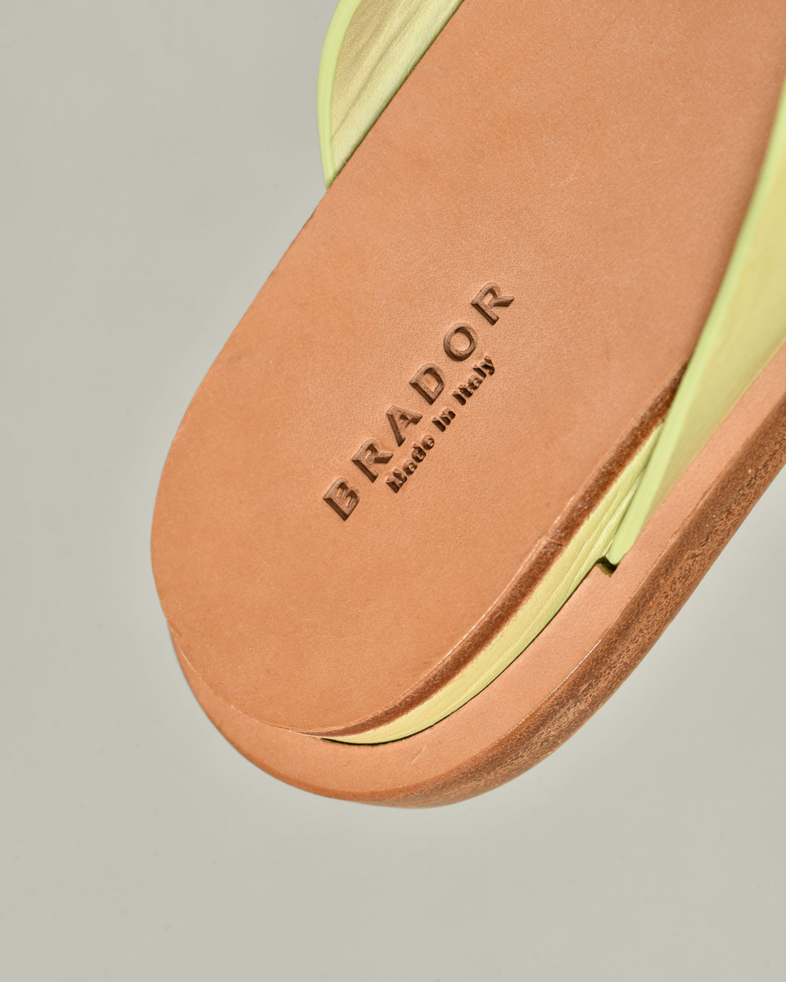 Sandales plates vertes en cuir Brador