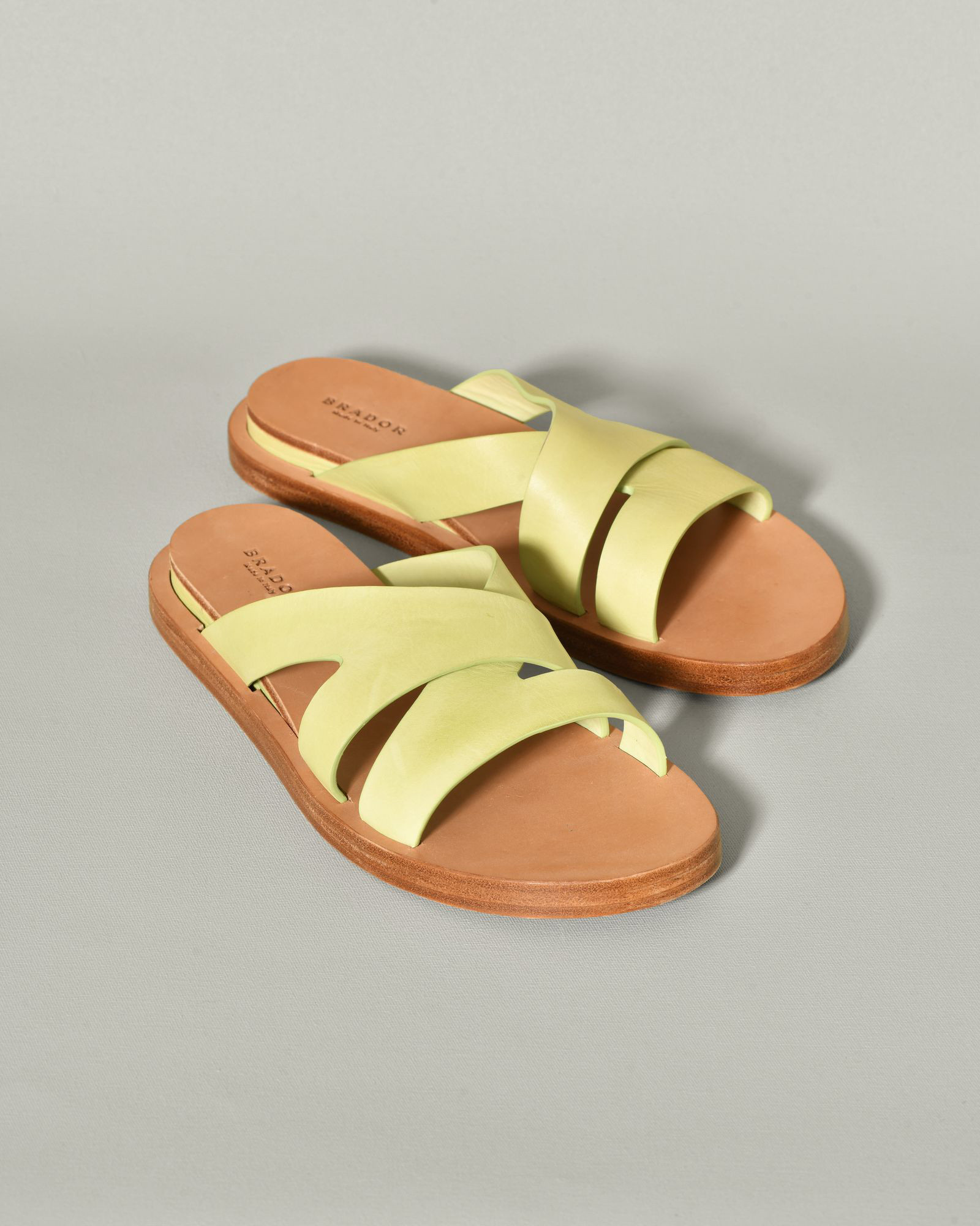 Sandales plates vertes en cuir Brador