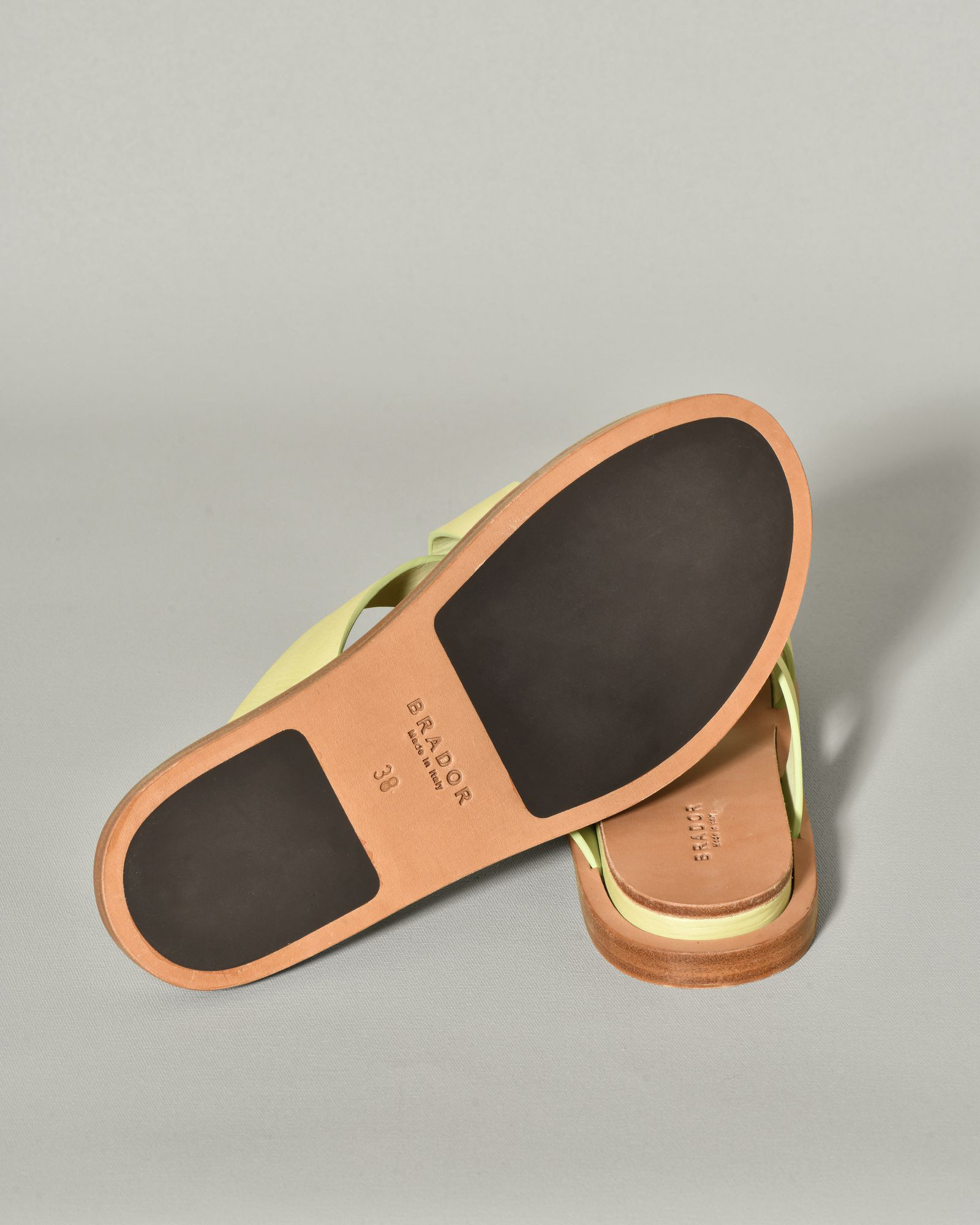 Sandales plates vertes en cuir Brador