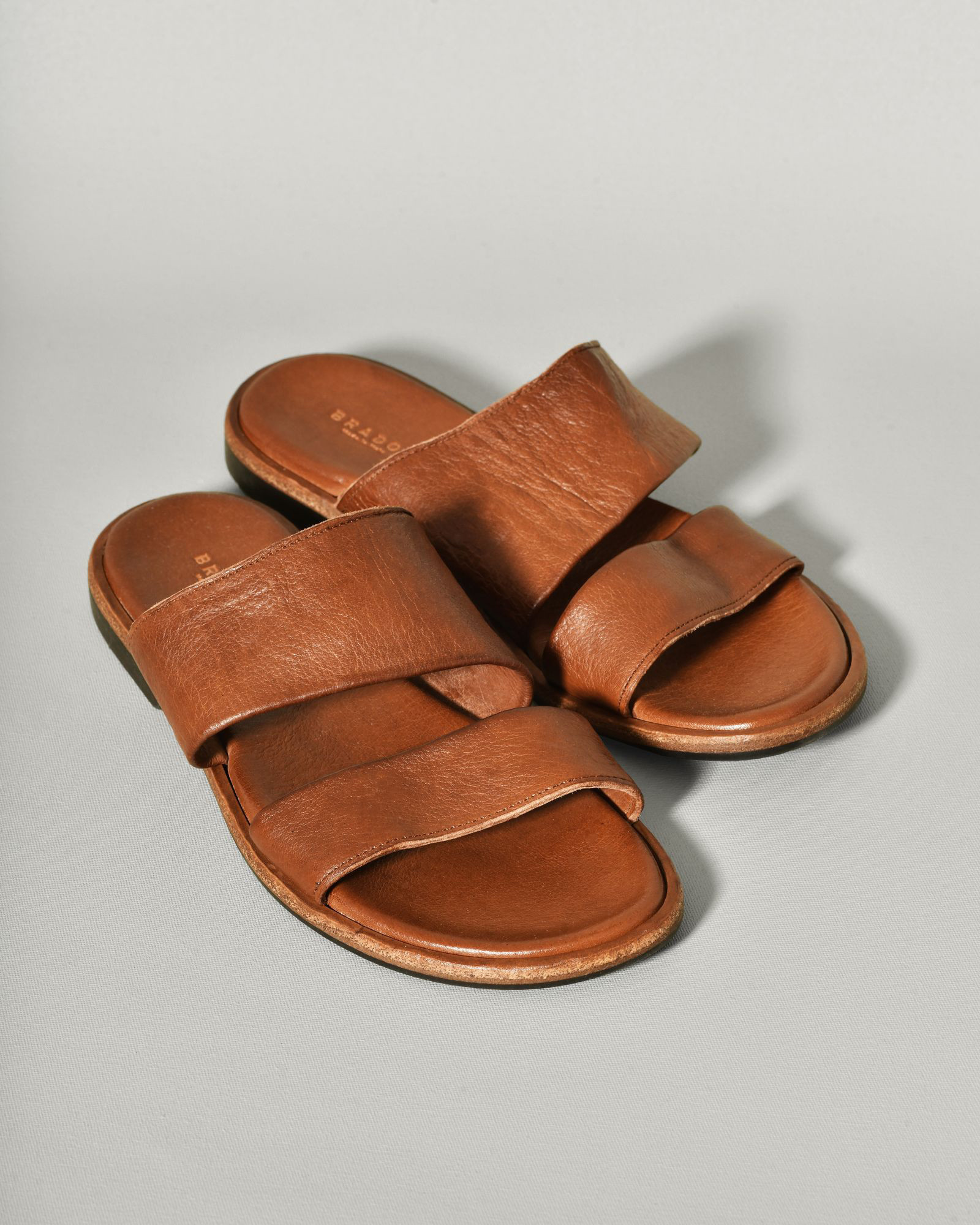 Sandales plates camel en cuir Brador