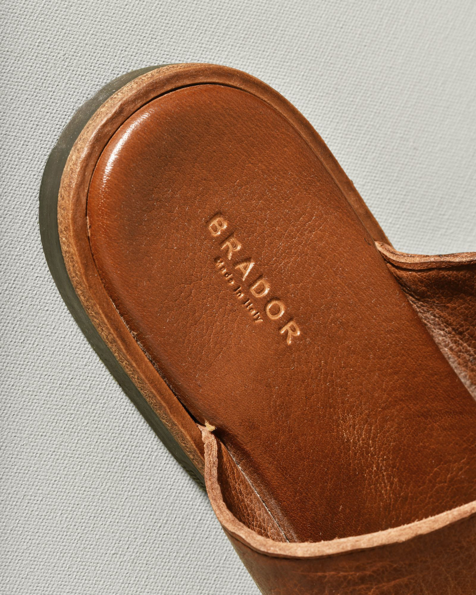 Sandales plates camel en cuir Brador