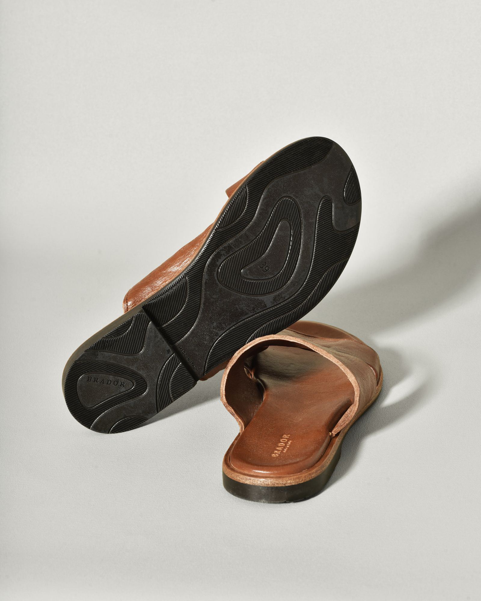 Sandales plates camel en cuir Brador