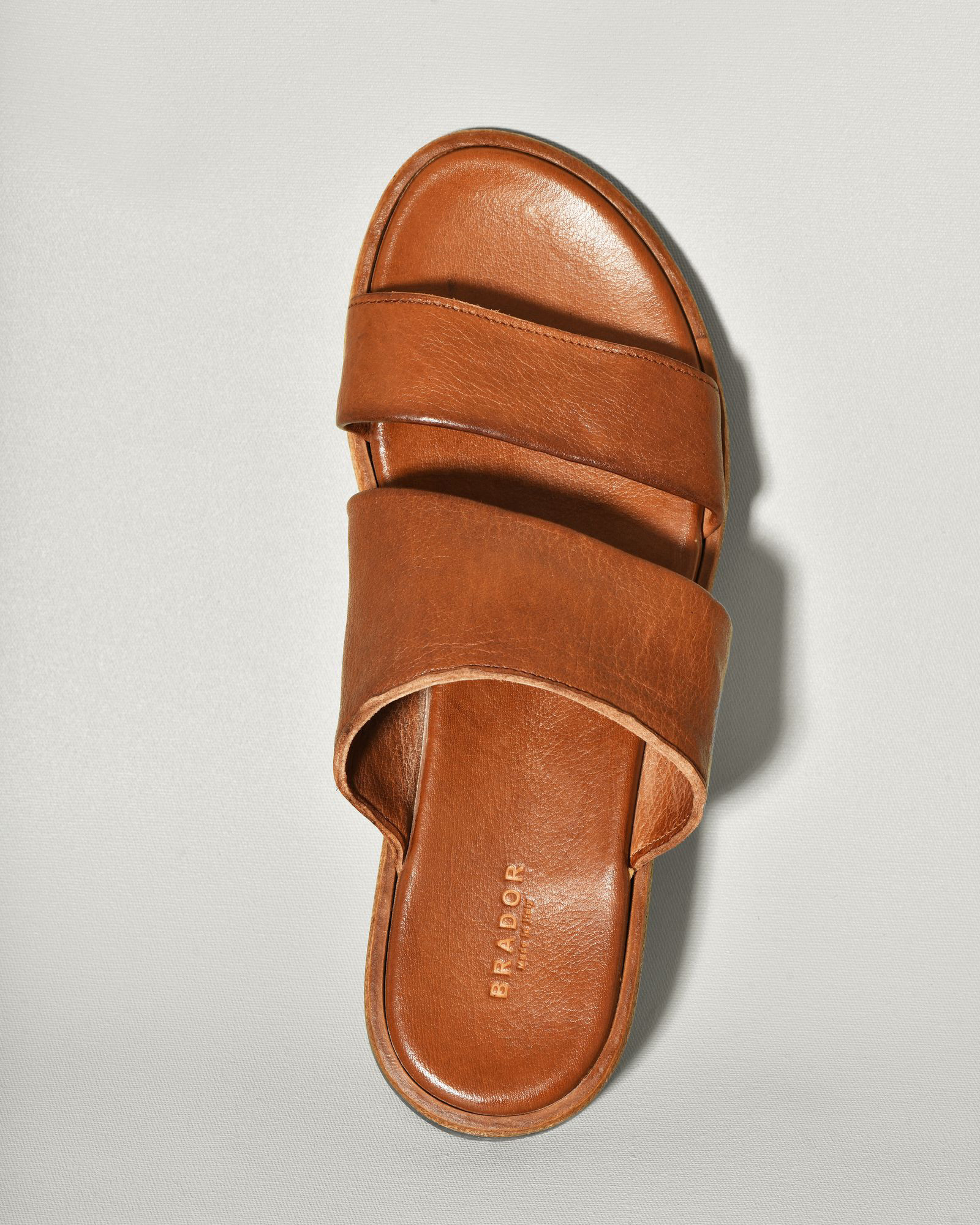 Sandales plates camel en cuir Brador