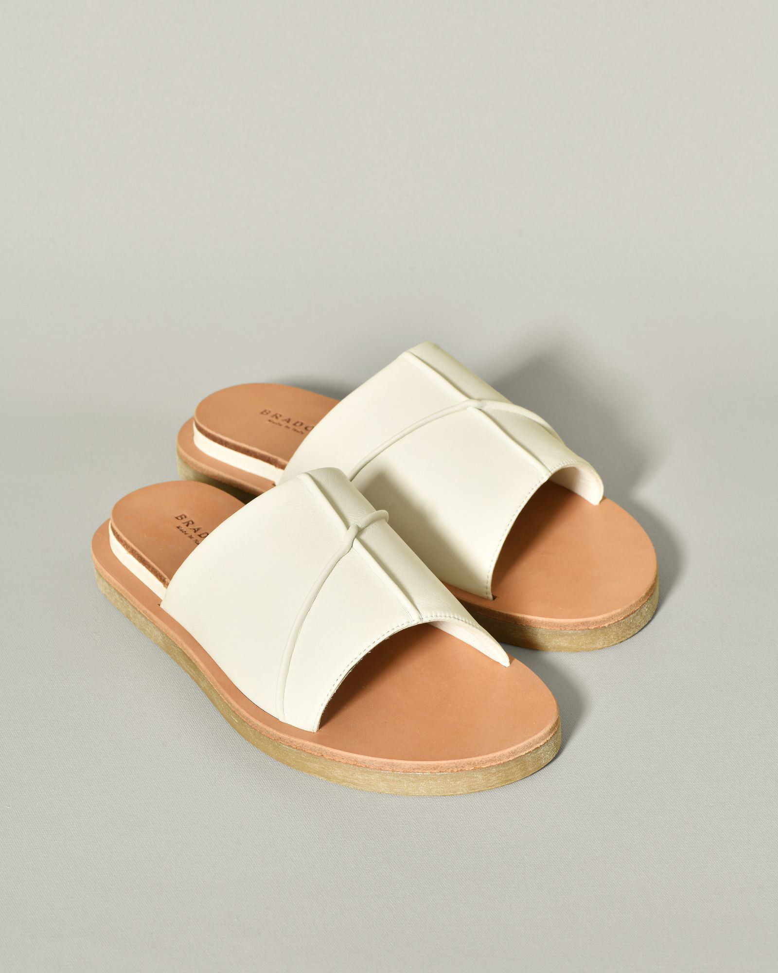 Sandales plates blanches en cuir Brador
