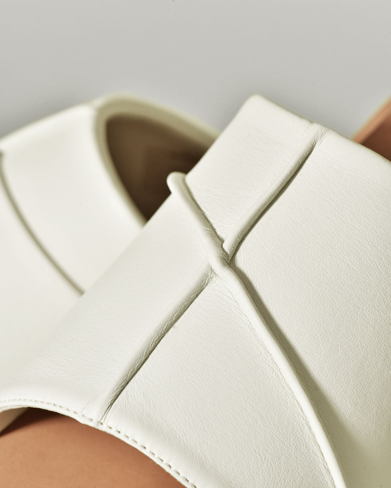 Sandales plates blanches en cuir Brador