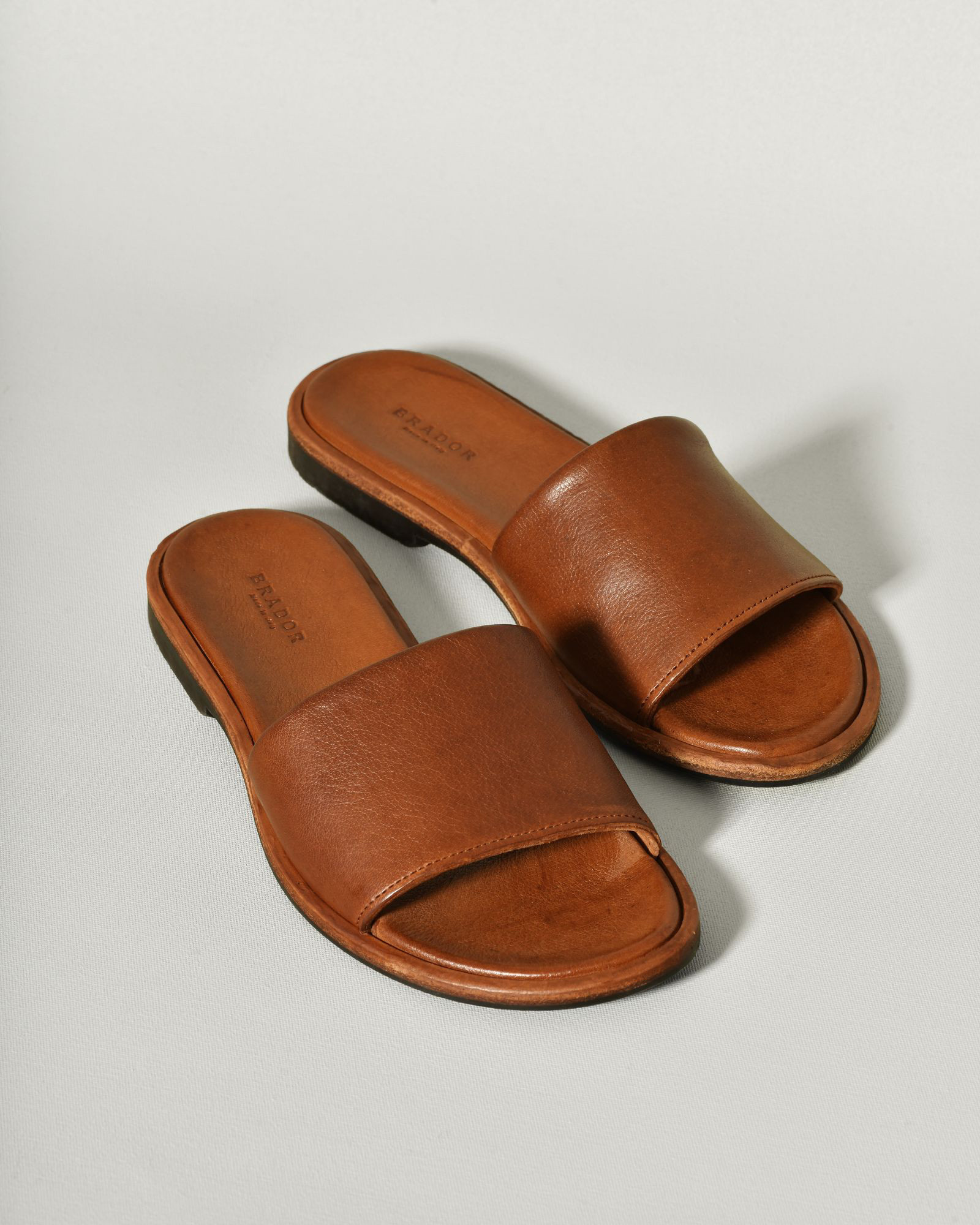 Sandales plates camel en cuir Brador