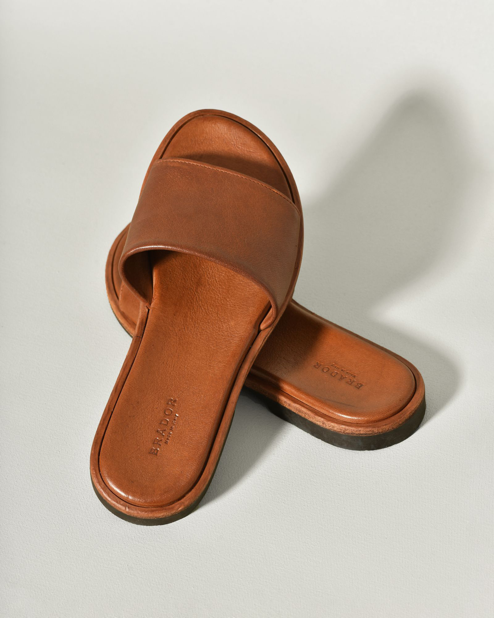 Sandales plates camel en cuir Brador