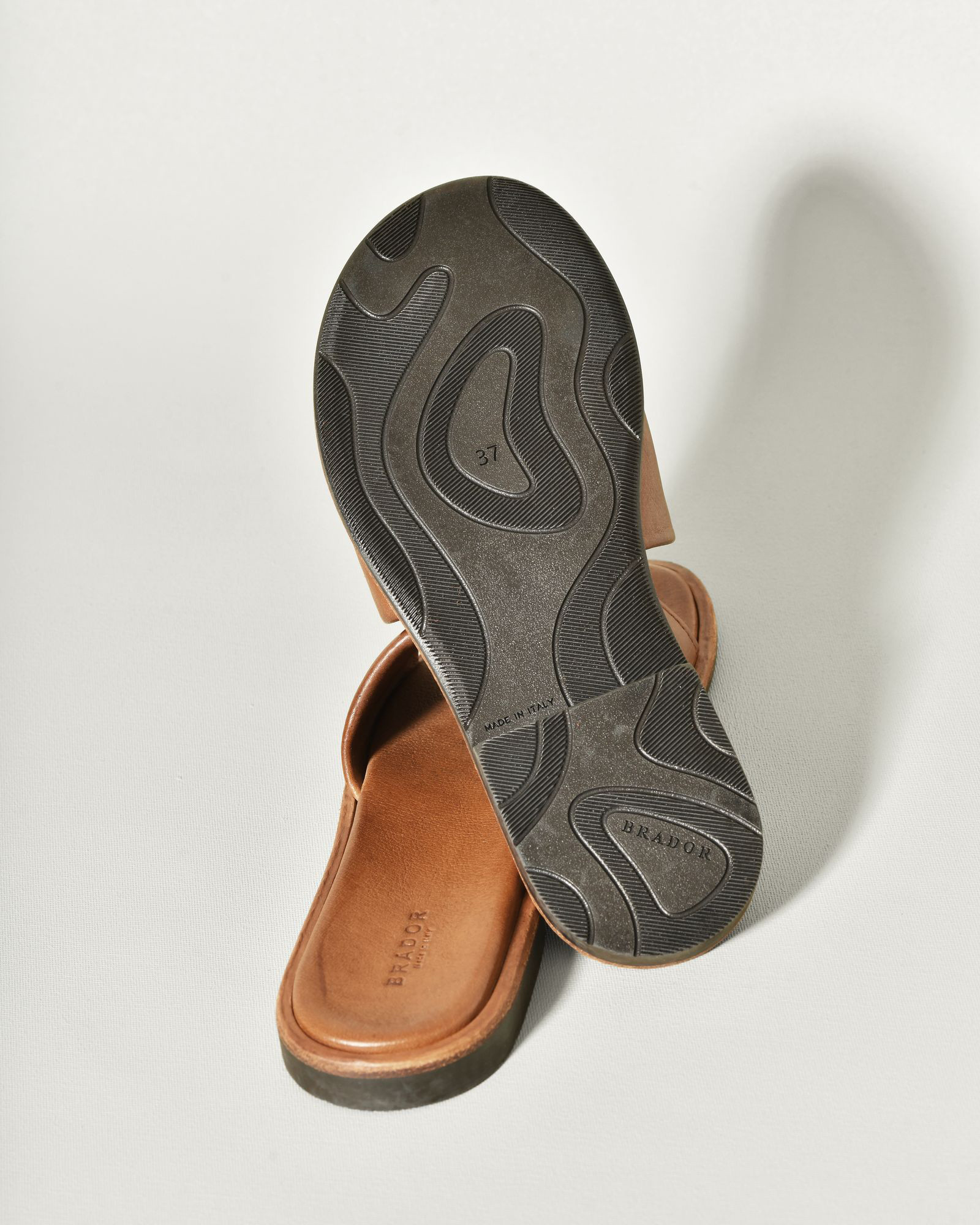 Sandales plates camel en cuir Brador
