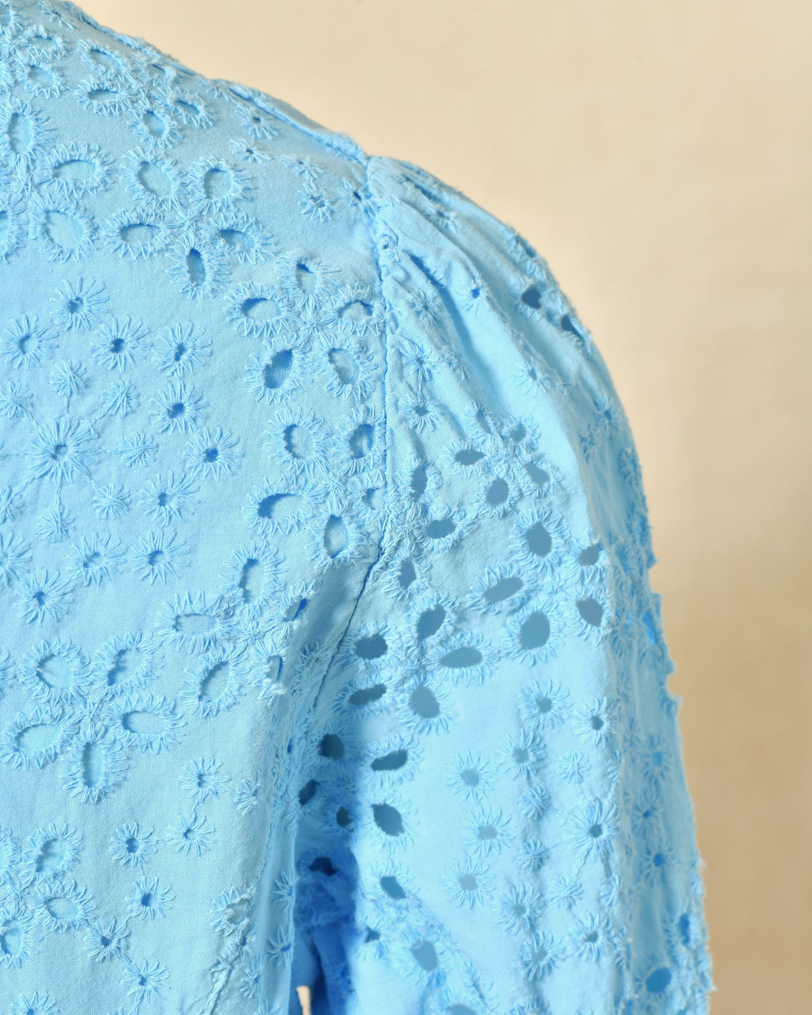 Robe évasée bleu ciel en broderie anglaise Inova