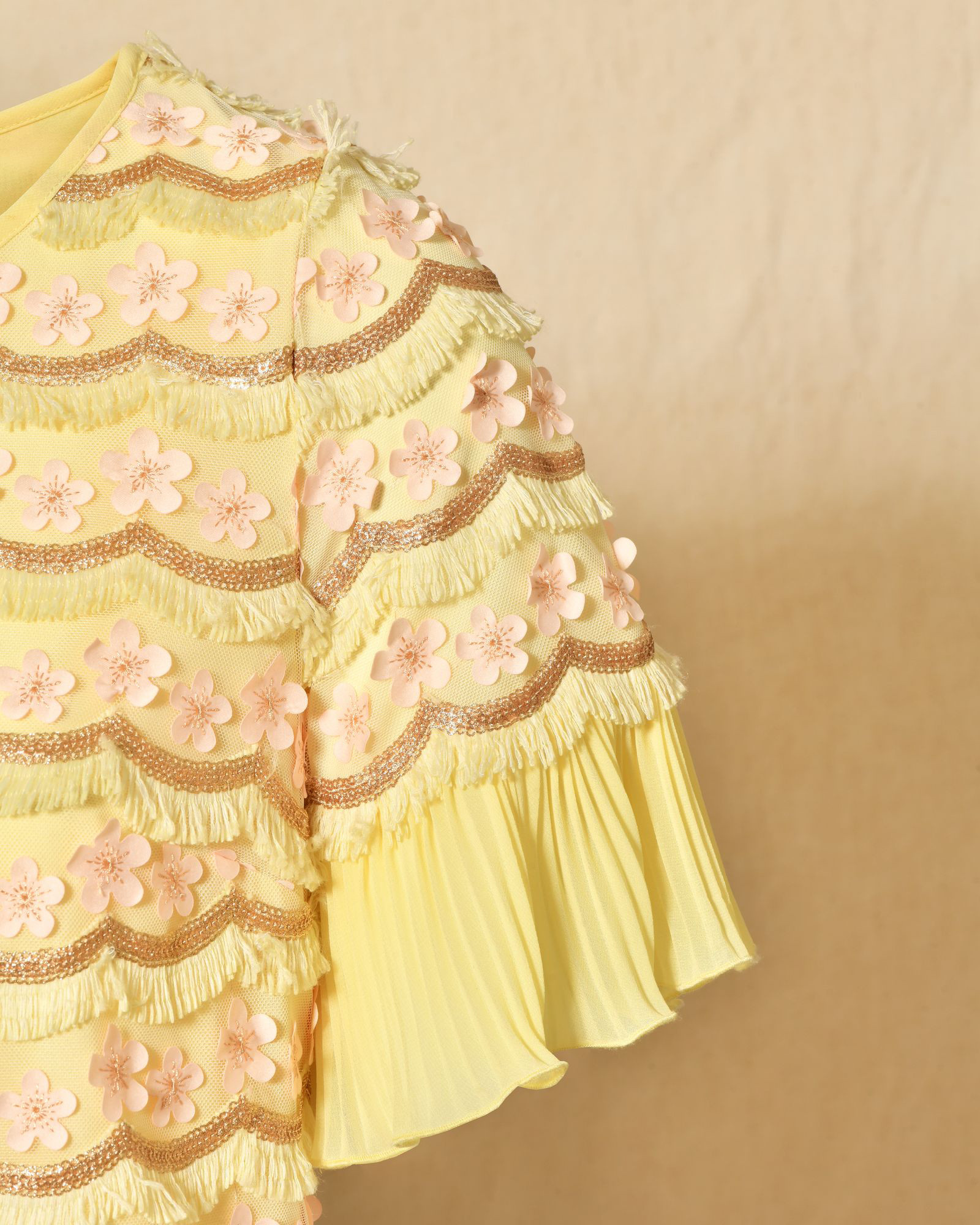 Robe élégante jaune pâle à broderies fleuris Edward Achour
