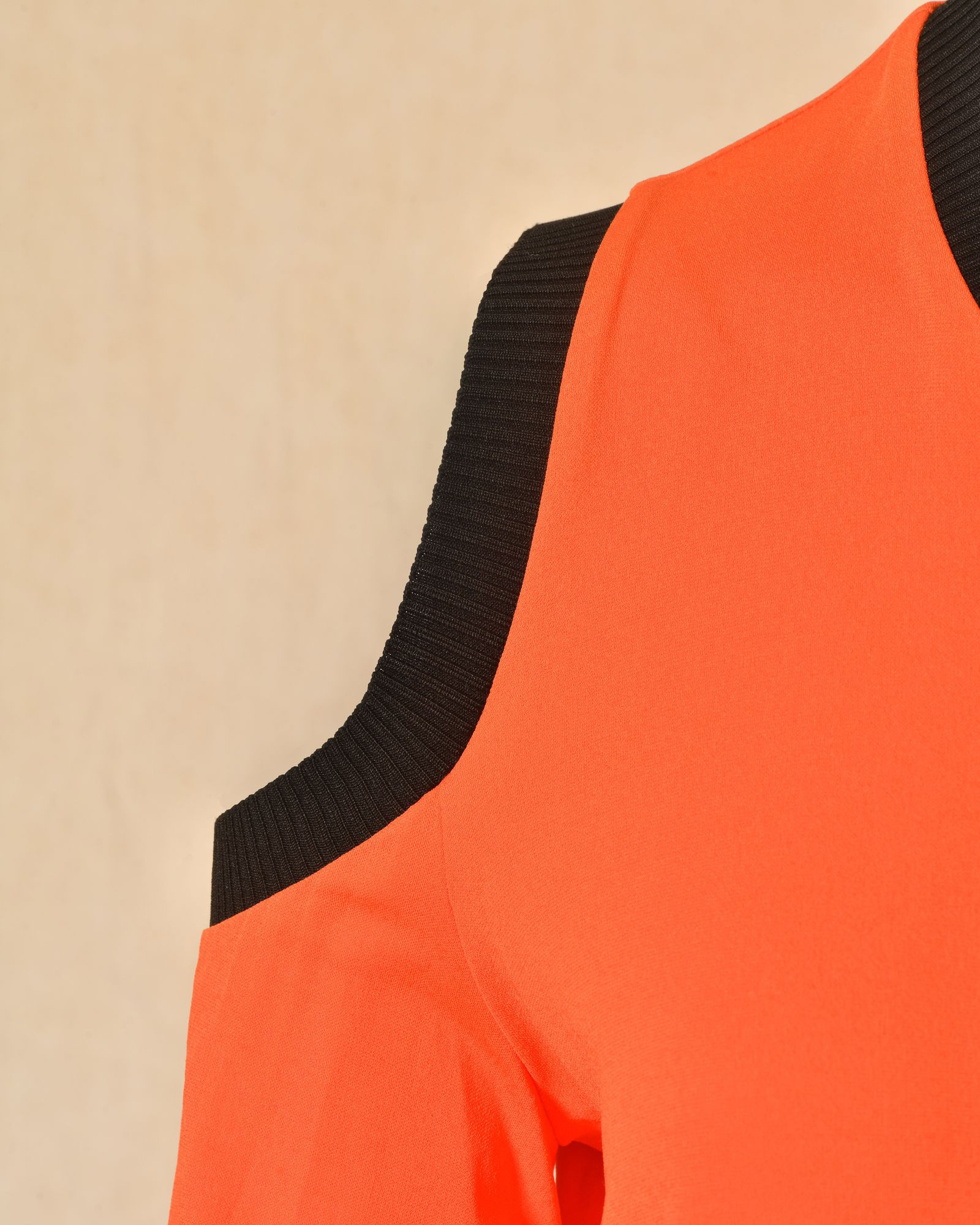 Top fluide orange à épaules dénudées Givenchy