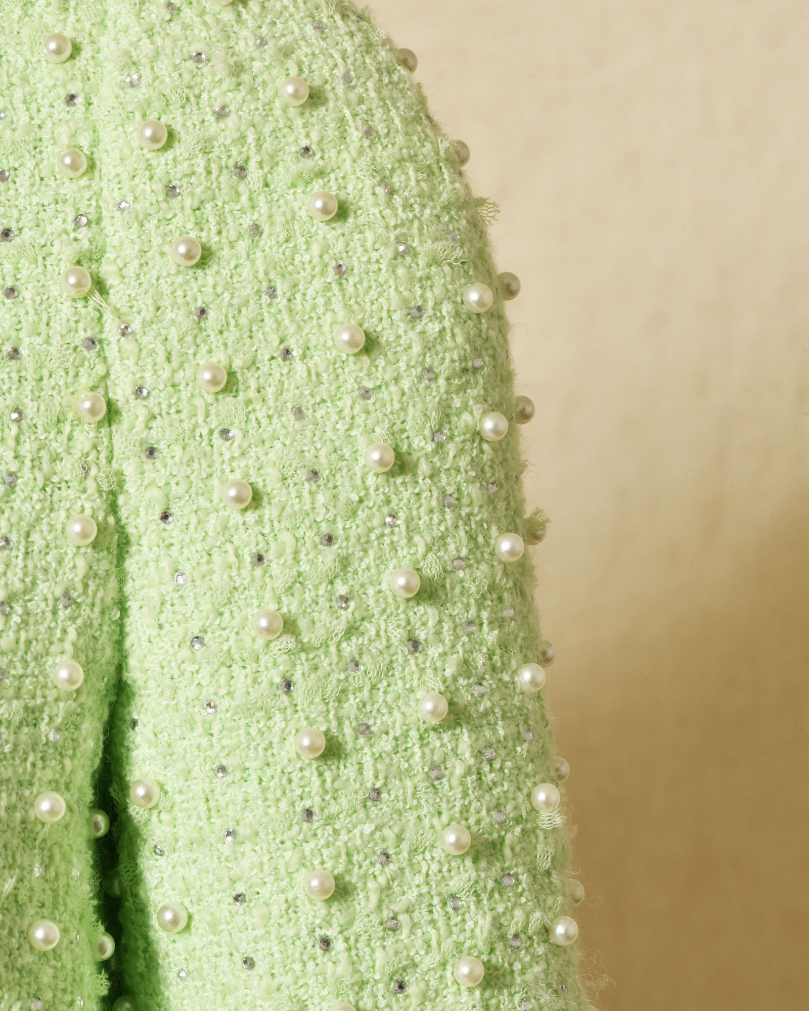 Manteau en tweed vert pastel orné de perles Edward Achour