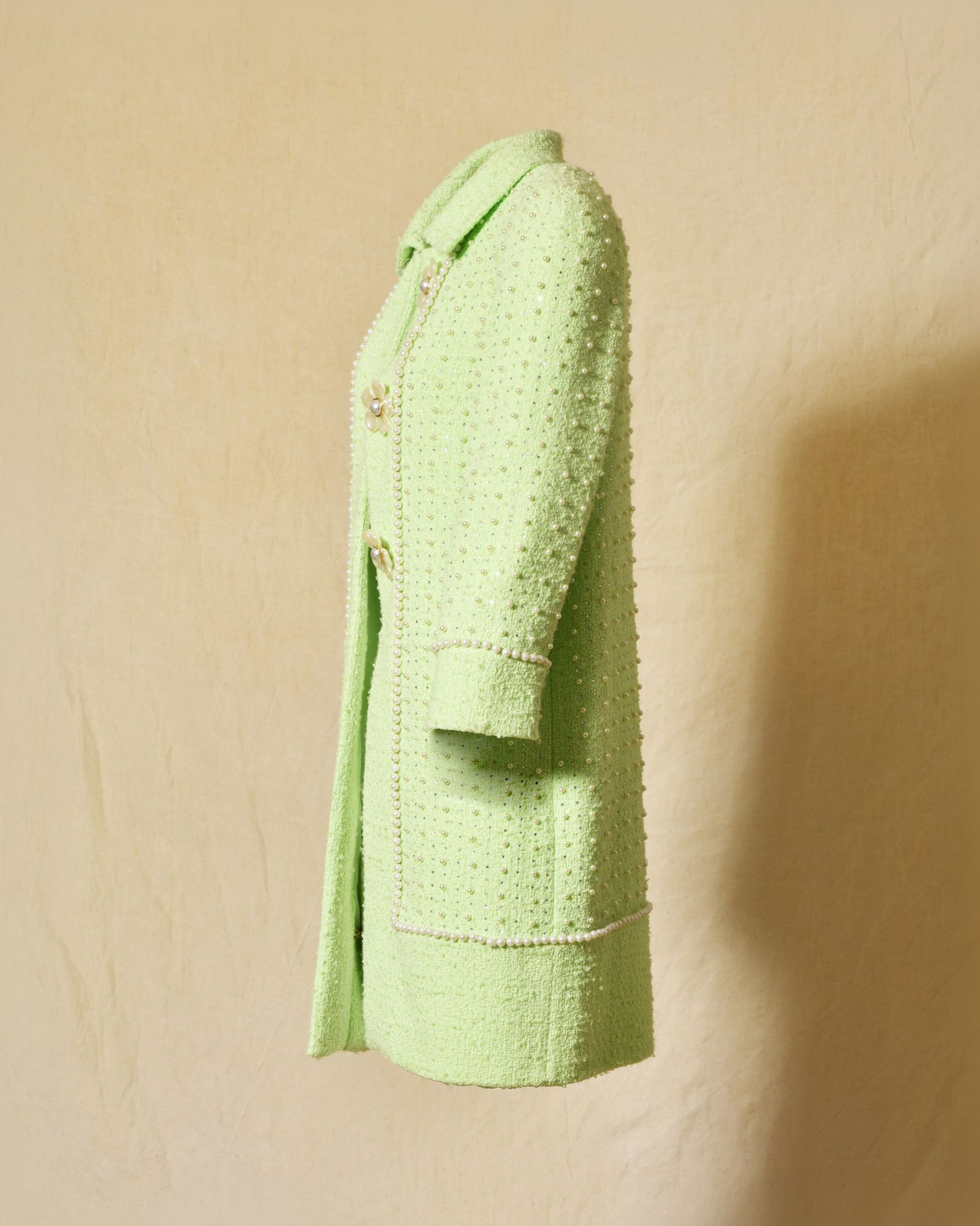 Manteau en tweed vert pastel orné de perles Edward Achour
