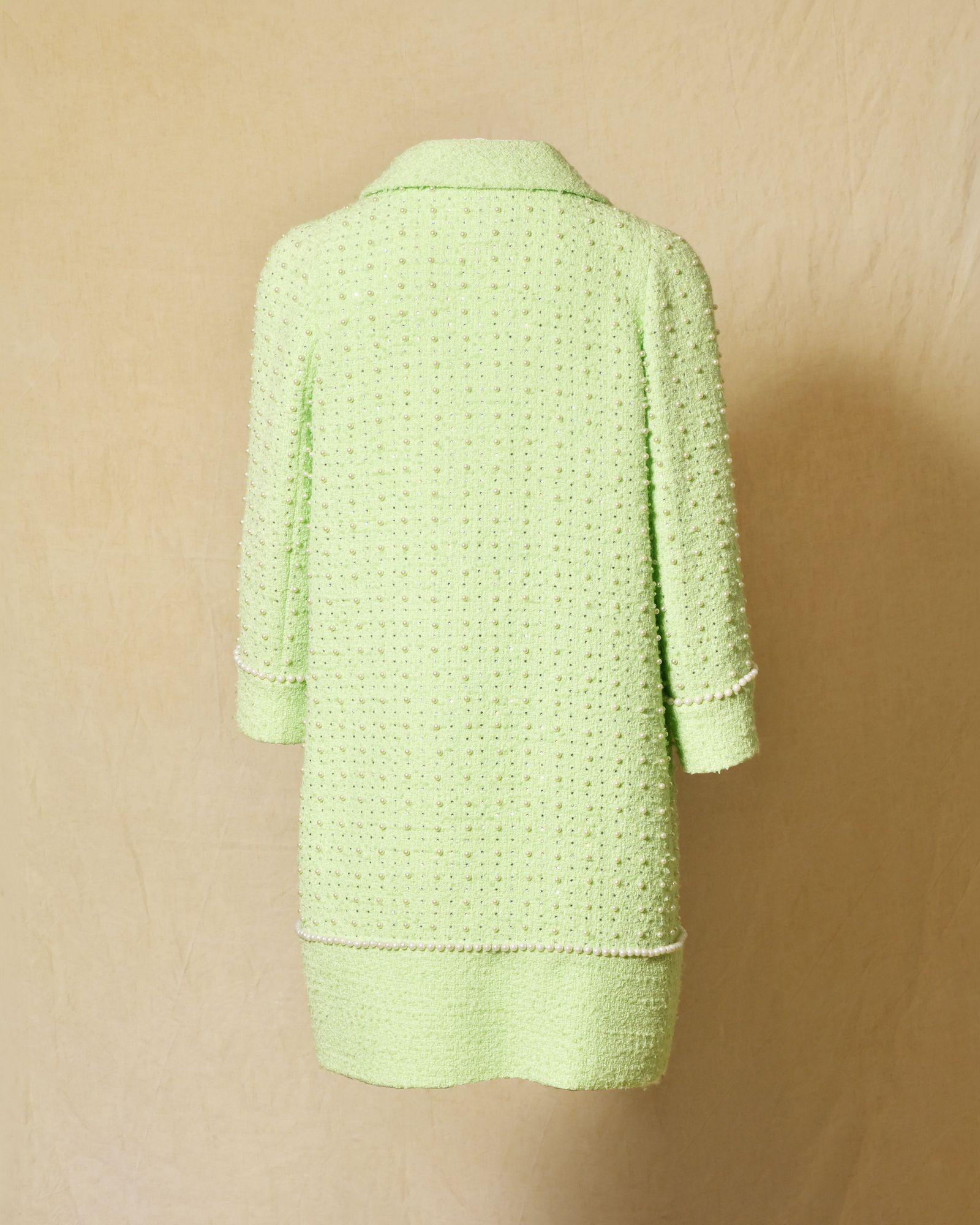 Manteau en tweed vert pastel orné de perles Edward Achour