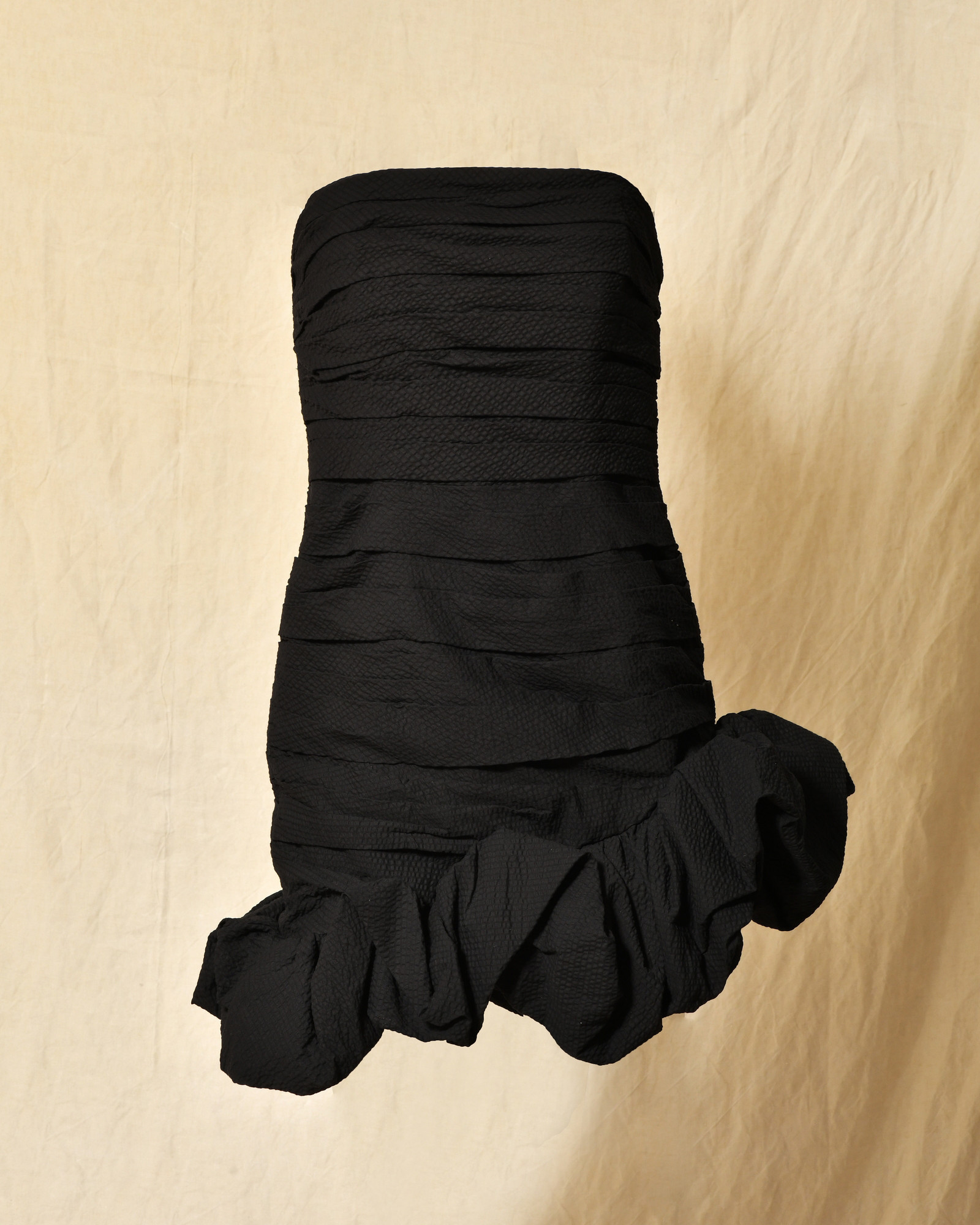 Robe bustier drapée noire à volants Edward Achour