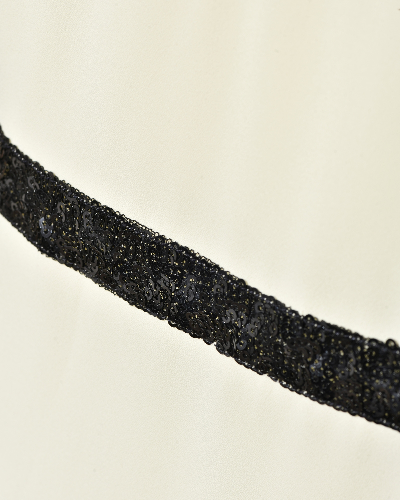 Robe en mousseline blanche à galon sequins noirs Edward Achour