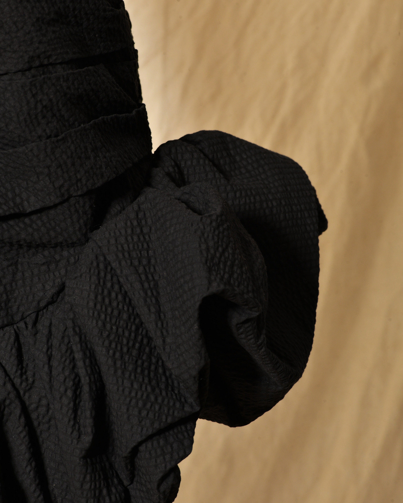 Robe bustier drapée noire à volants Edward Achour
