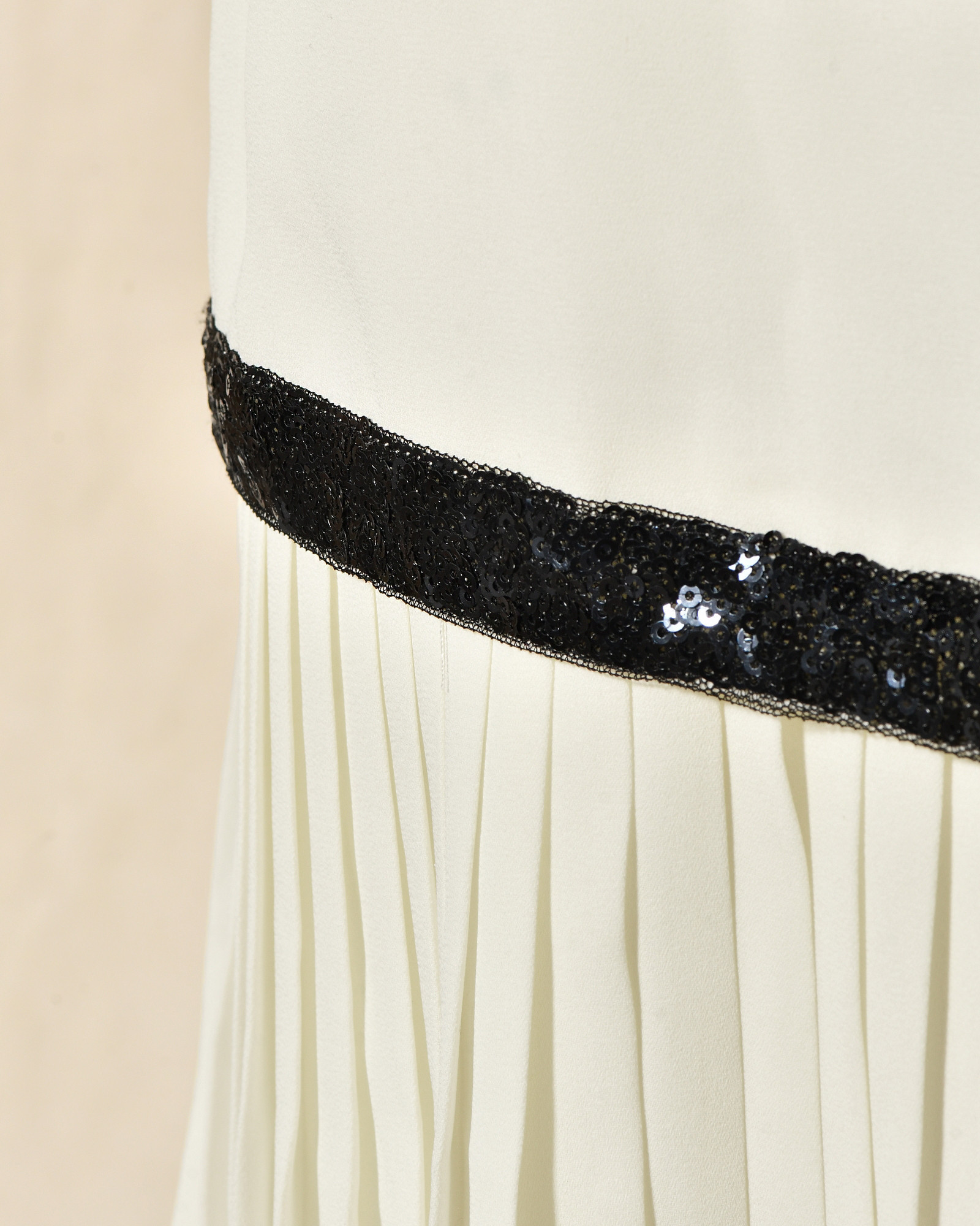 Robe en mousseline blanche à galon sequins noirs Edward Achour