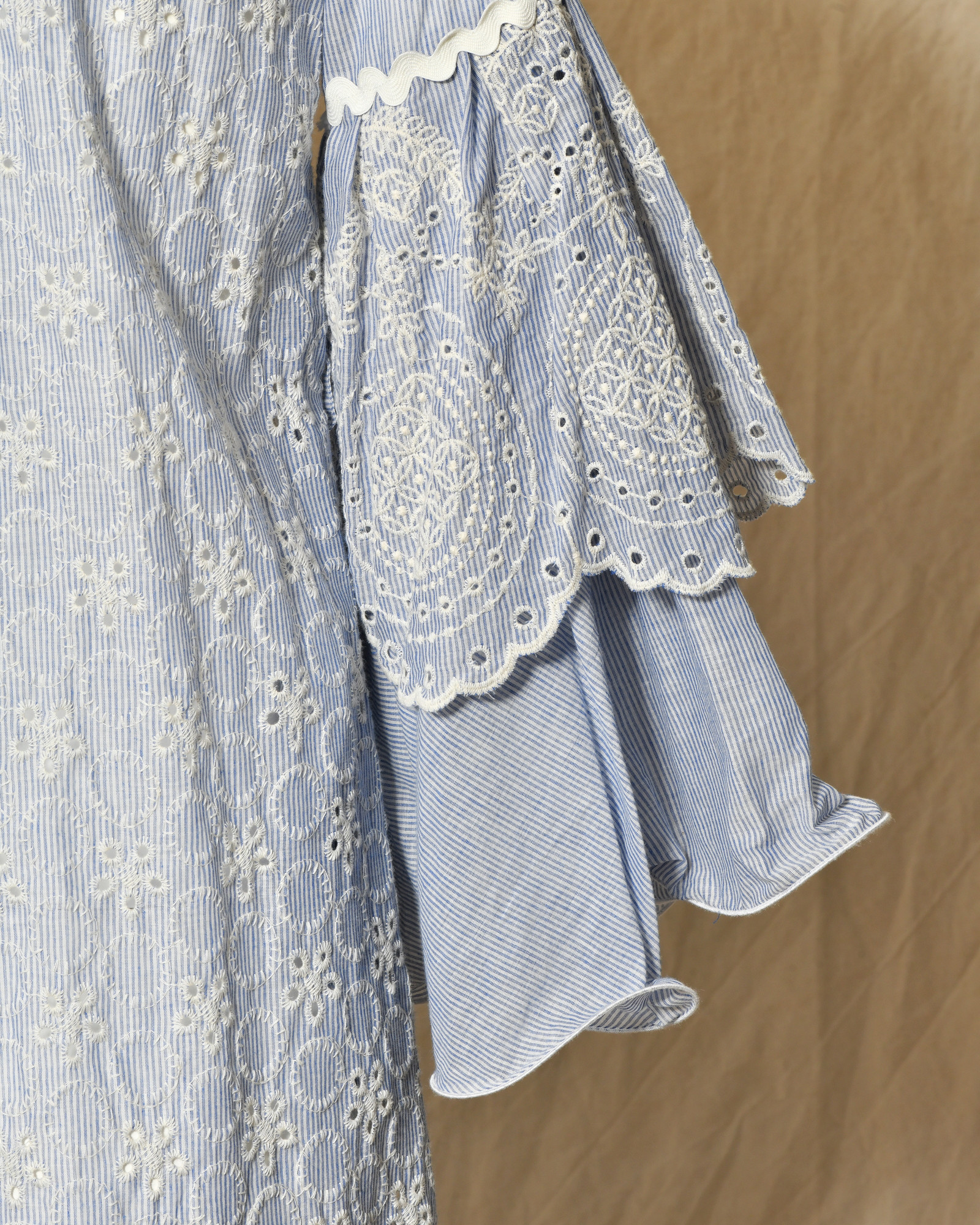Robe à rayures et broderies fleuries Front Street