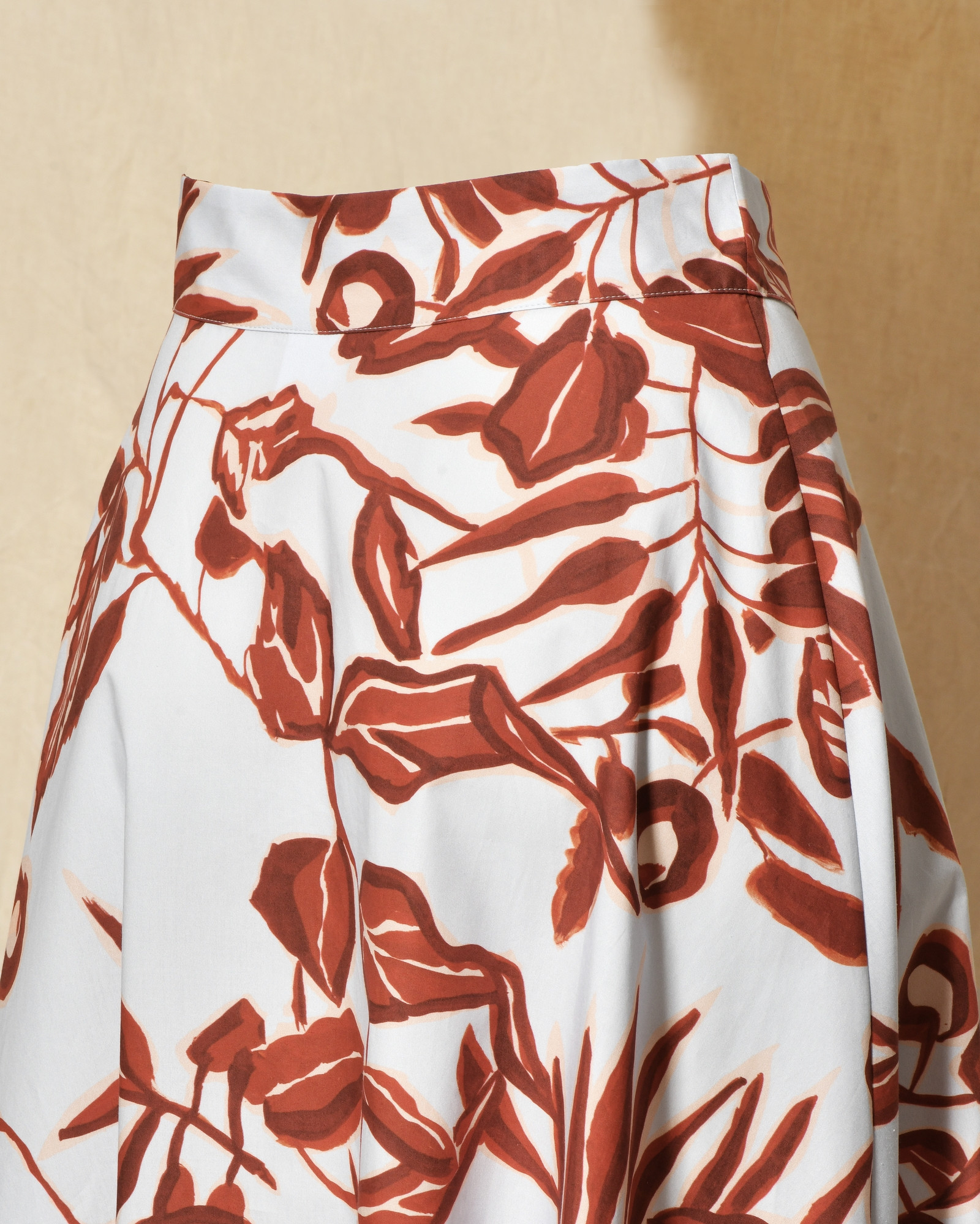 Jupe évasée bleue à imprimé florale rouge Lady Cotton