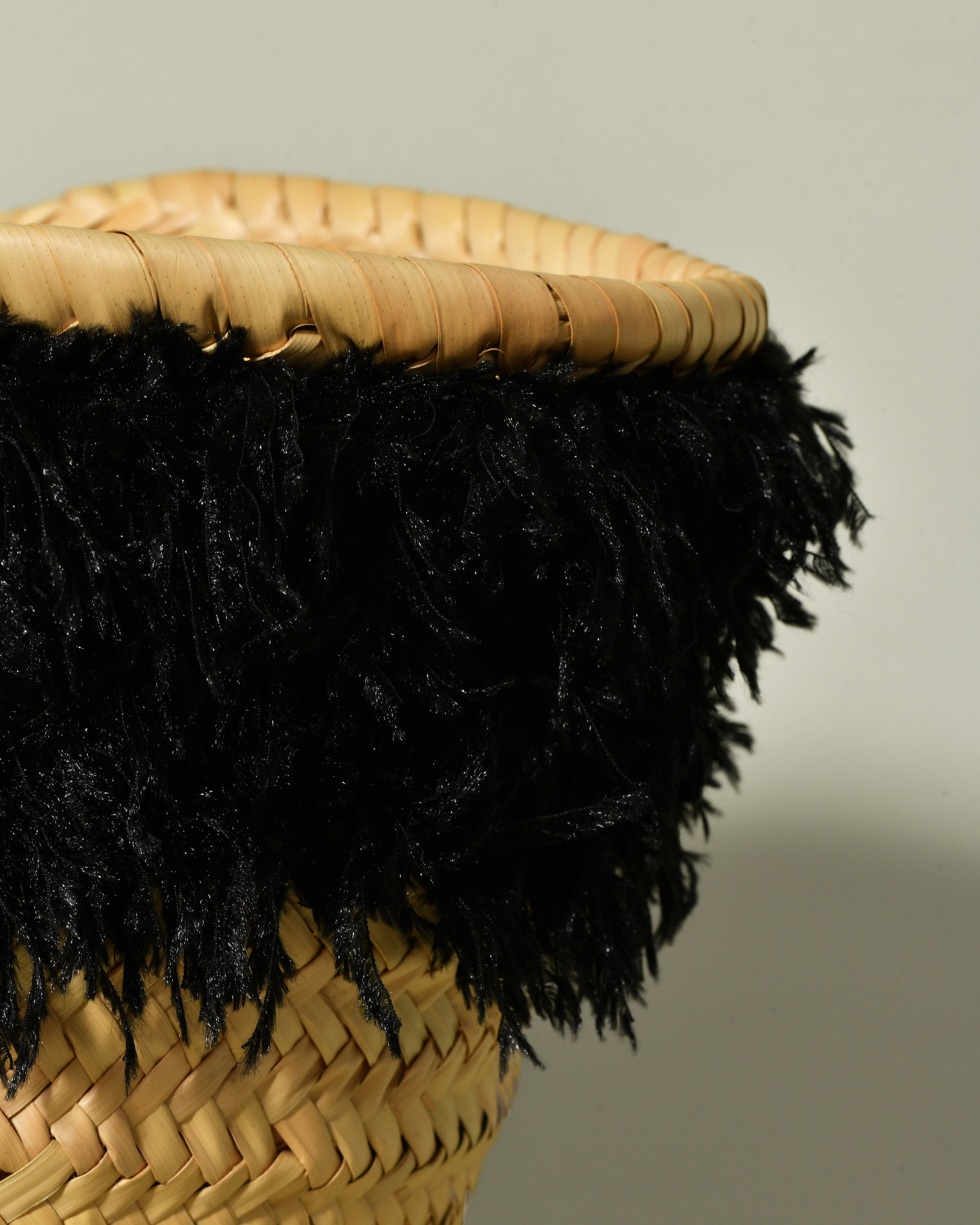 Sac en raphia tressé à plumes noires Caterina Bertini