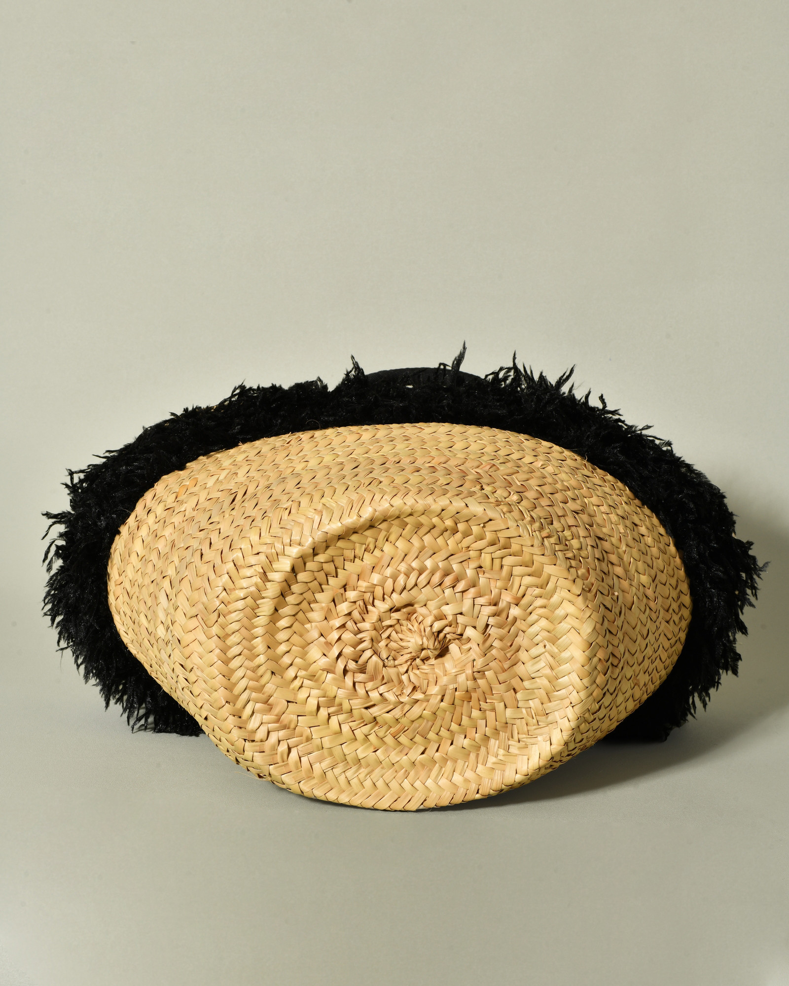 Sac en raphia tressé à plumes noires Caterina Bertini