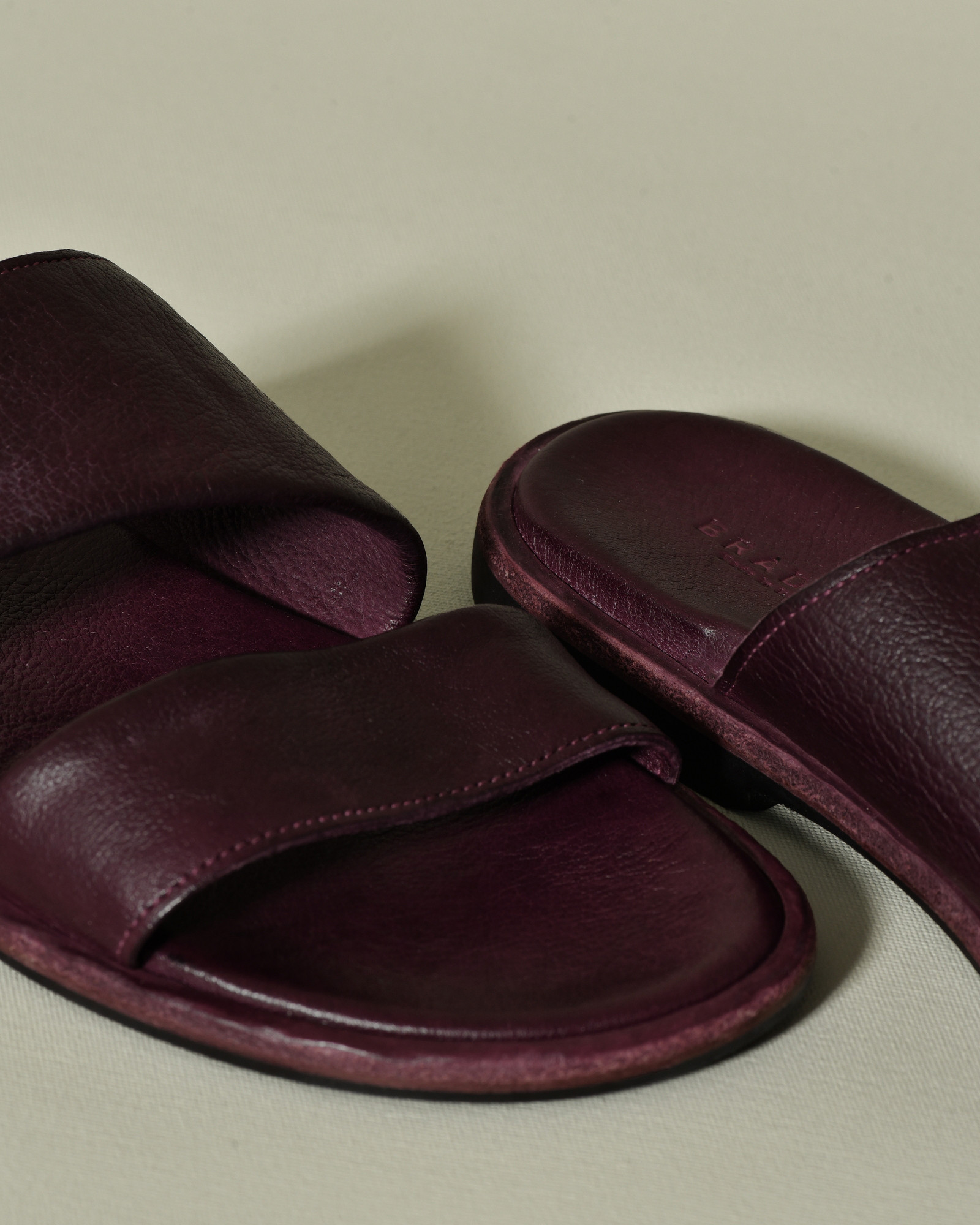 Sandales plates en cuir violettes Brador