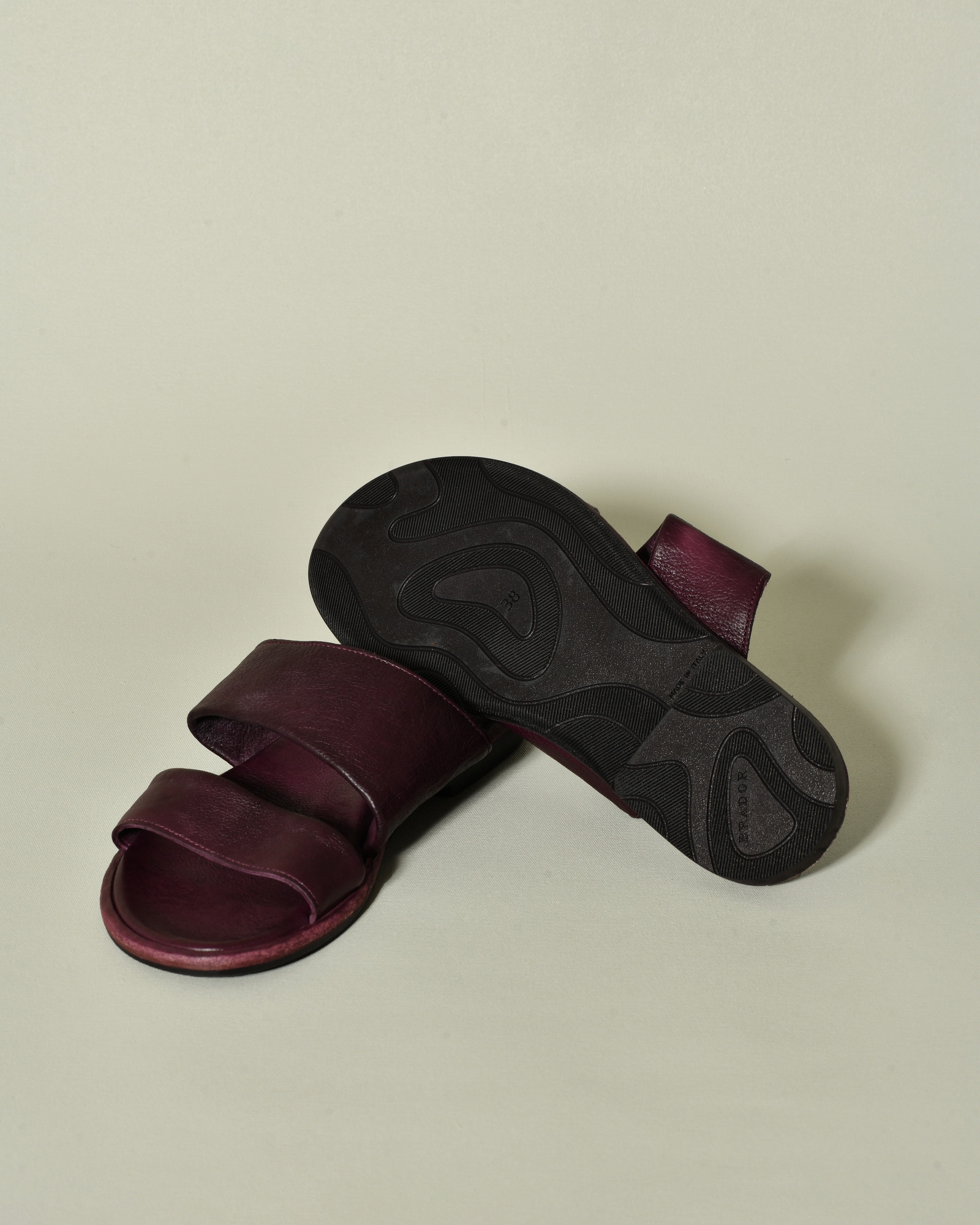 Sandales plates en cuir violettes Brador