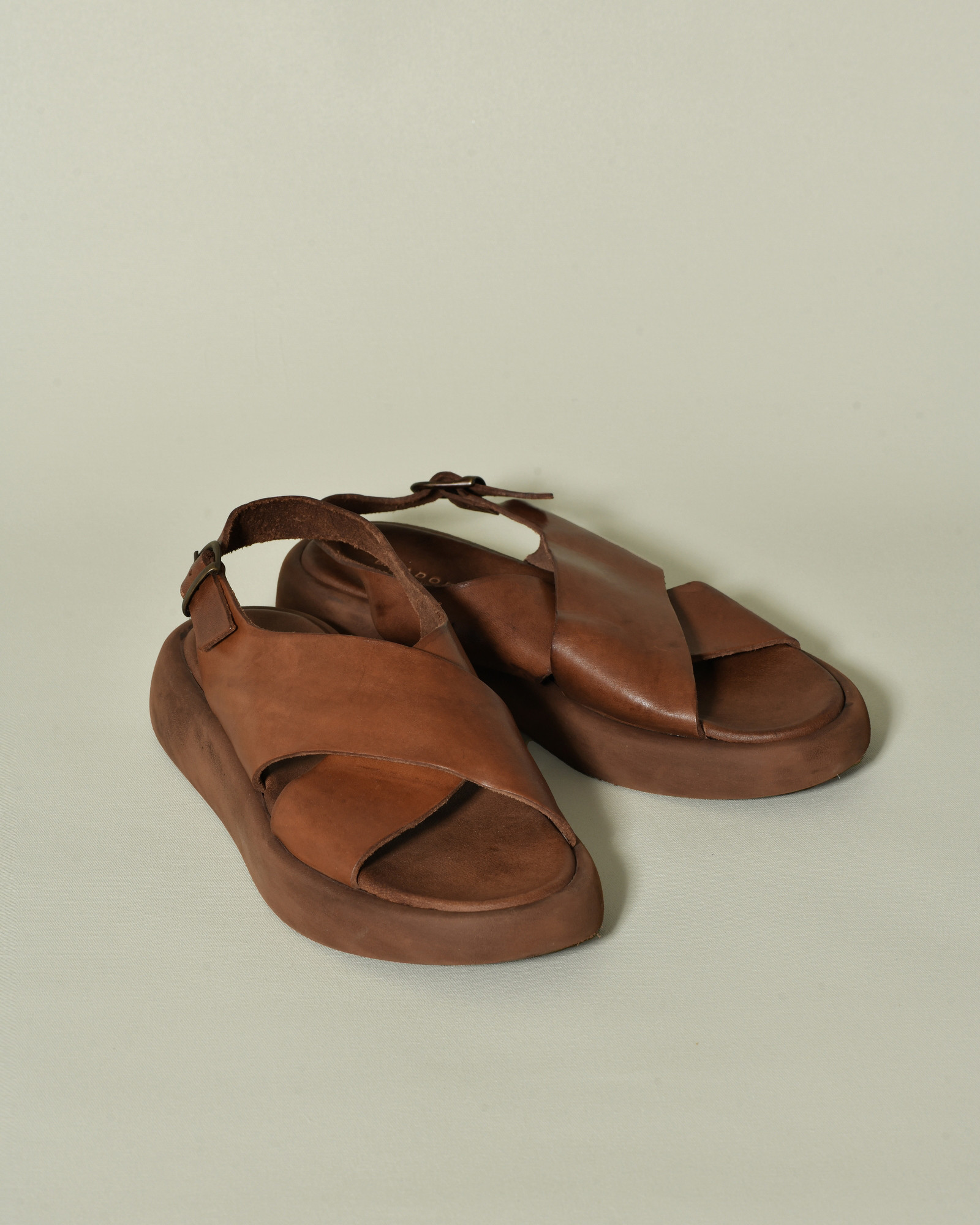 Sandales en cuir marron Brador