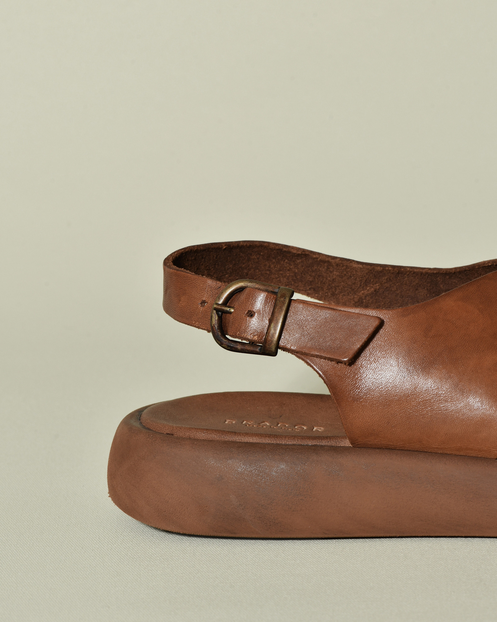 Sandales en cuir marron Brador