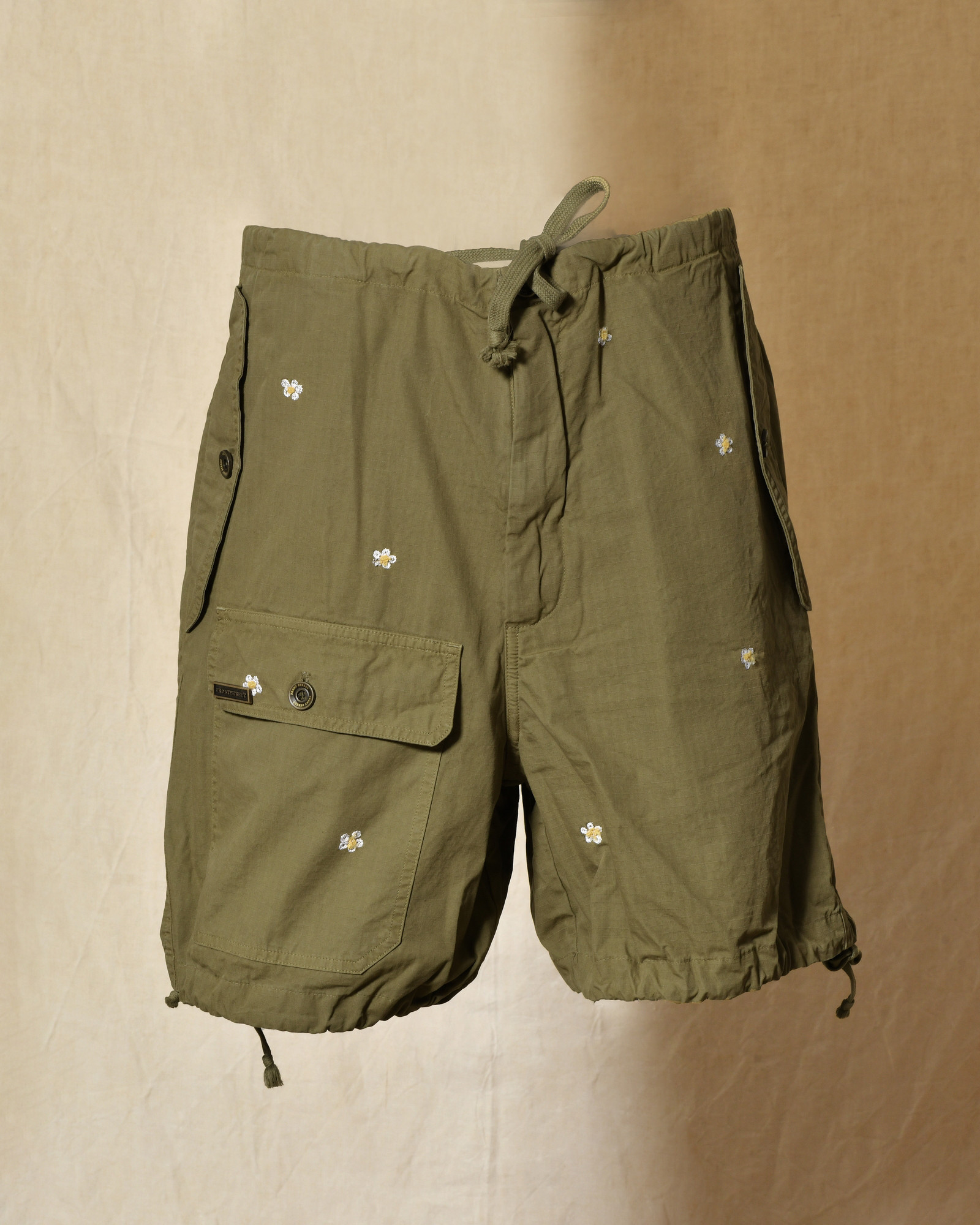 Short parachute à broderies marguerite Front Street