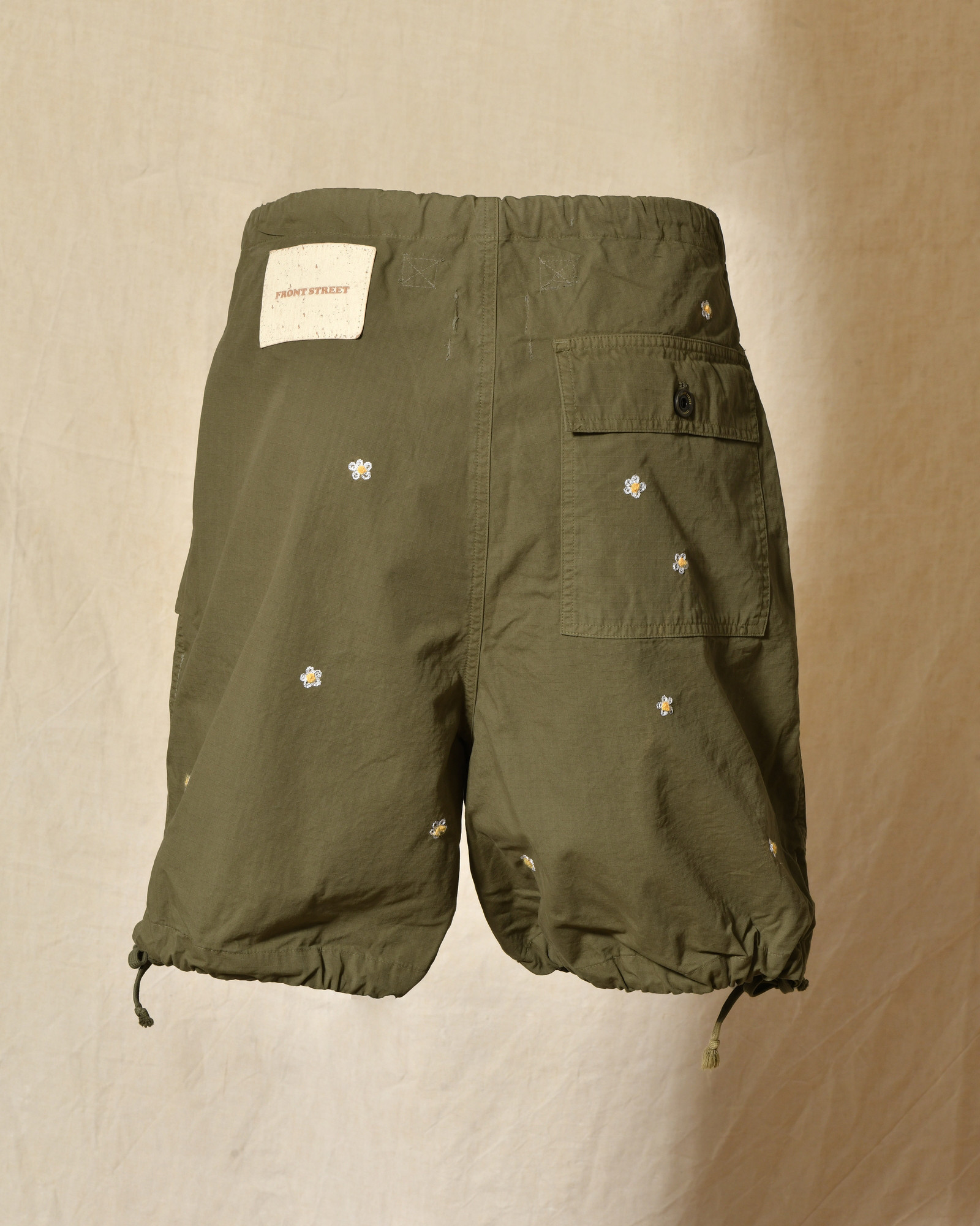 Short parachute à broderies marguerite Front Street