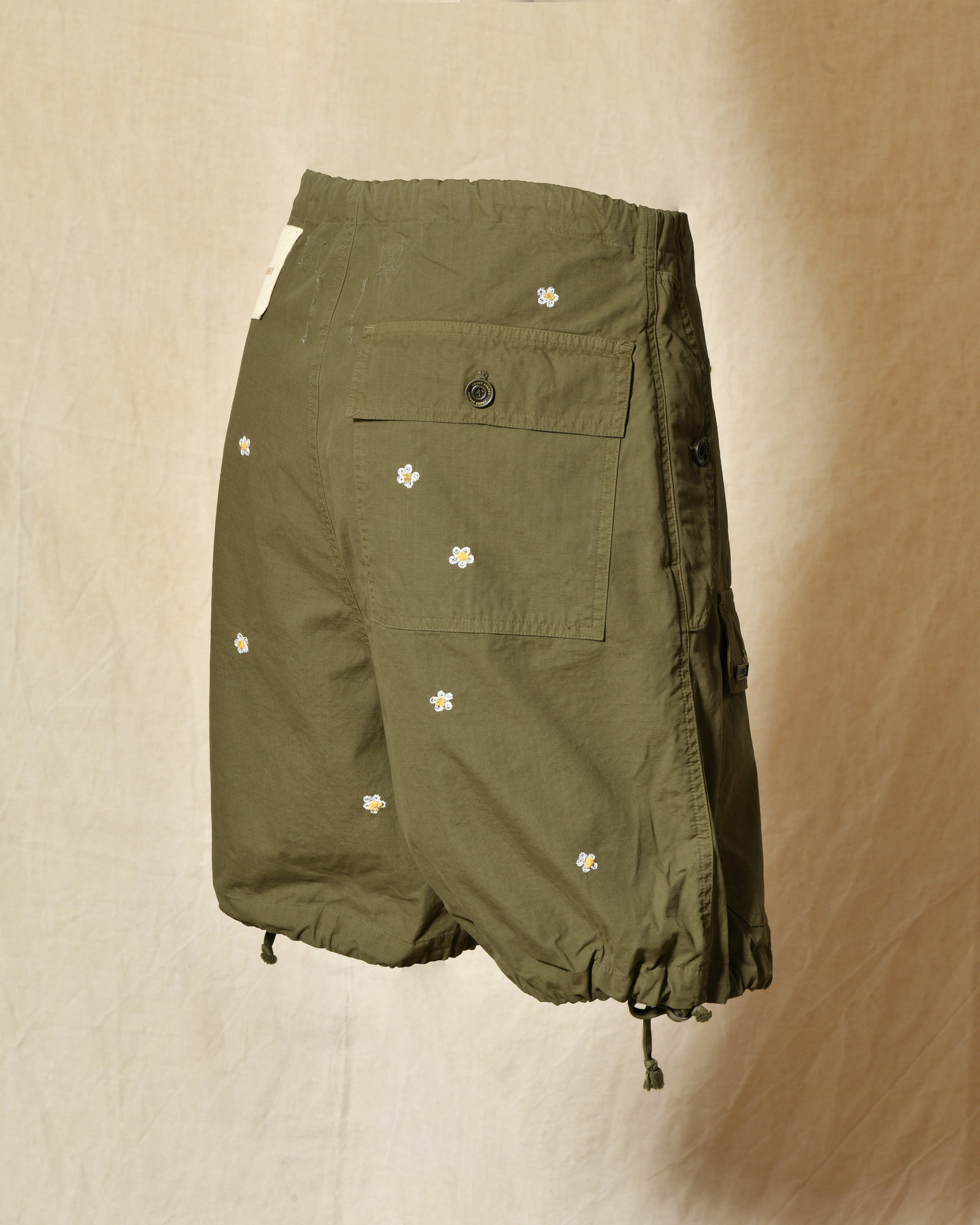 Short parachute à broderies marguerite Front Street