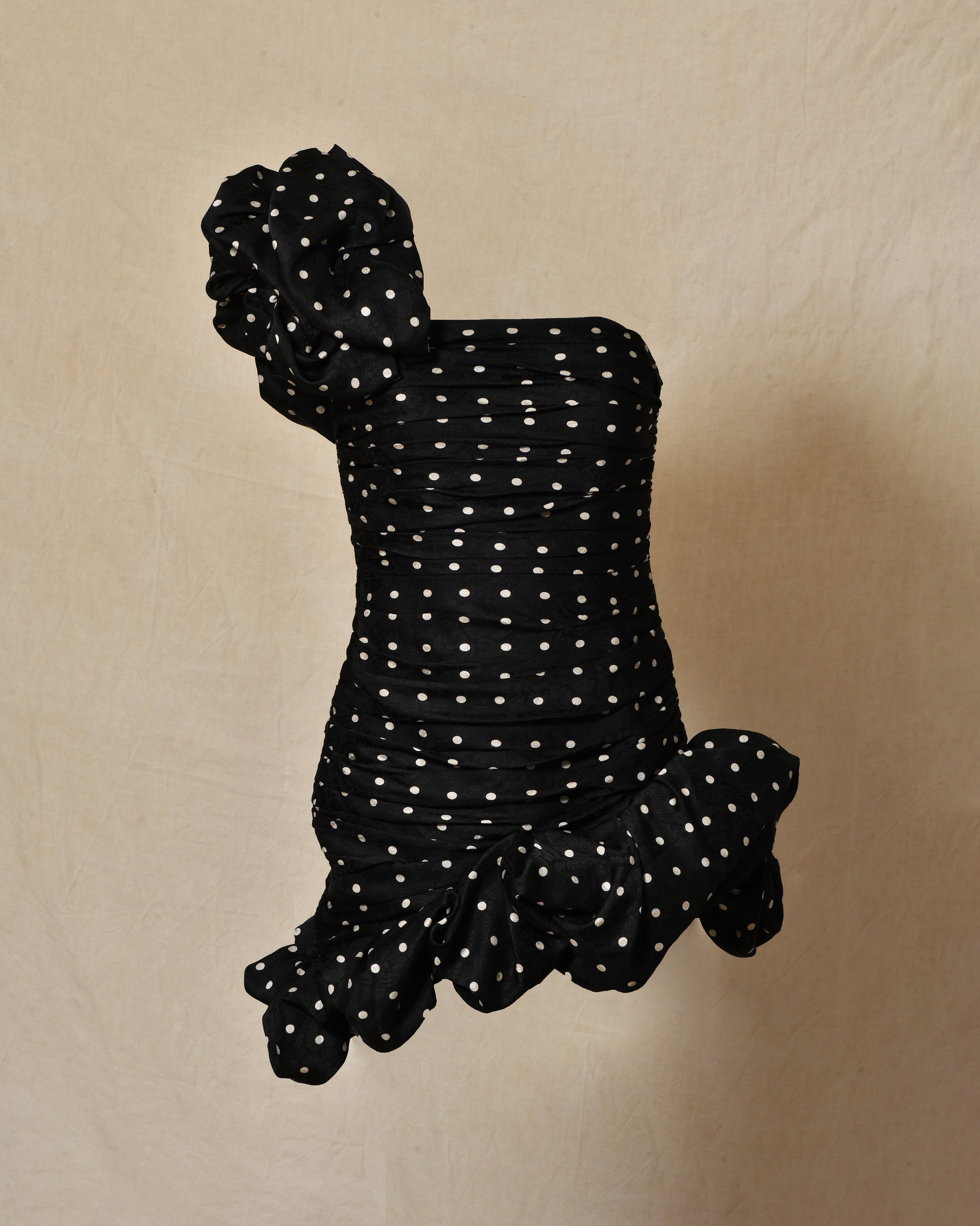 Robe bustier drapée noire à pois et volants Edward Achour