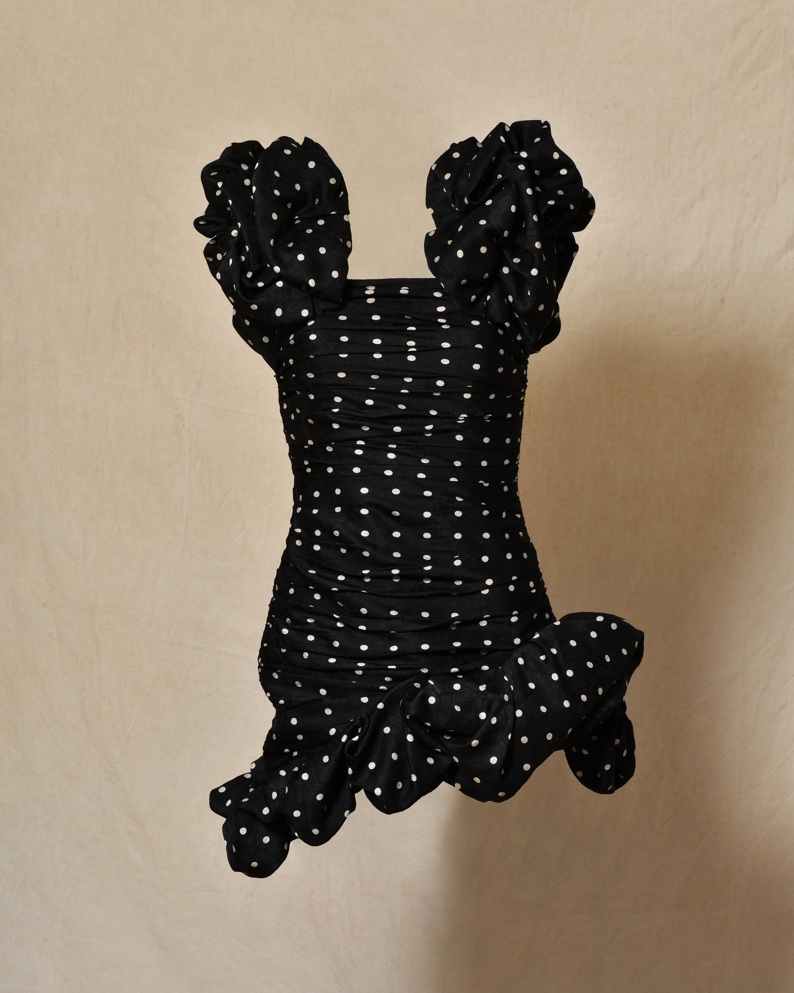 Robe bustier drapée noire à pois et volants Edward Achour