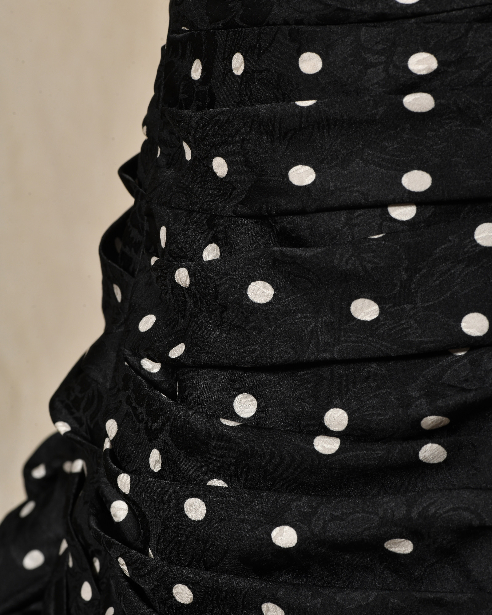 Robe bustier drapée noire à pois et volants Edward Achour