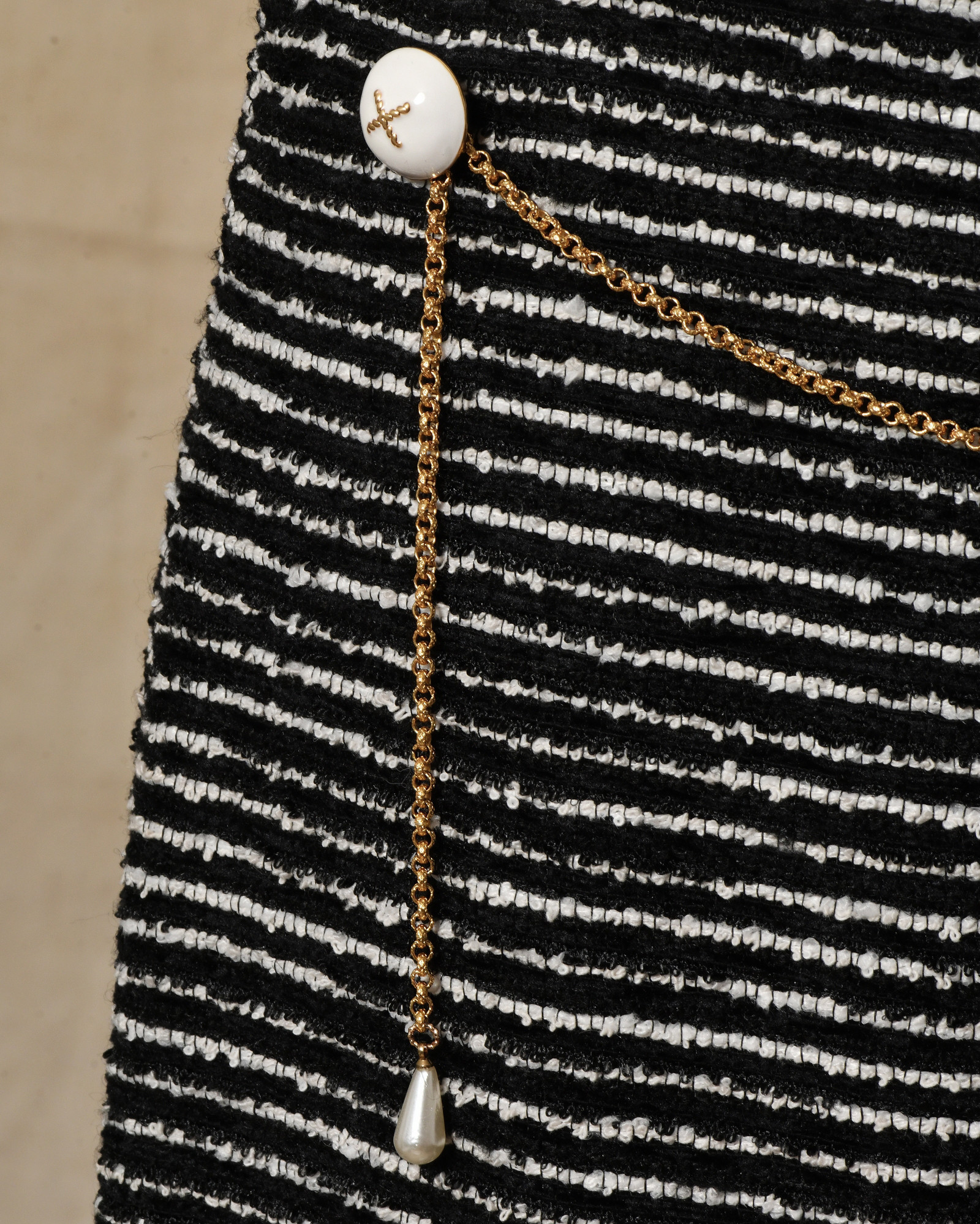 Pantalon en tweed et chaîne dorée Edward Achour