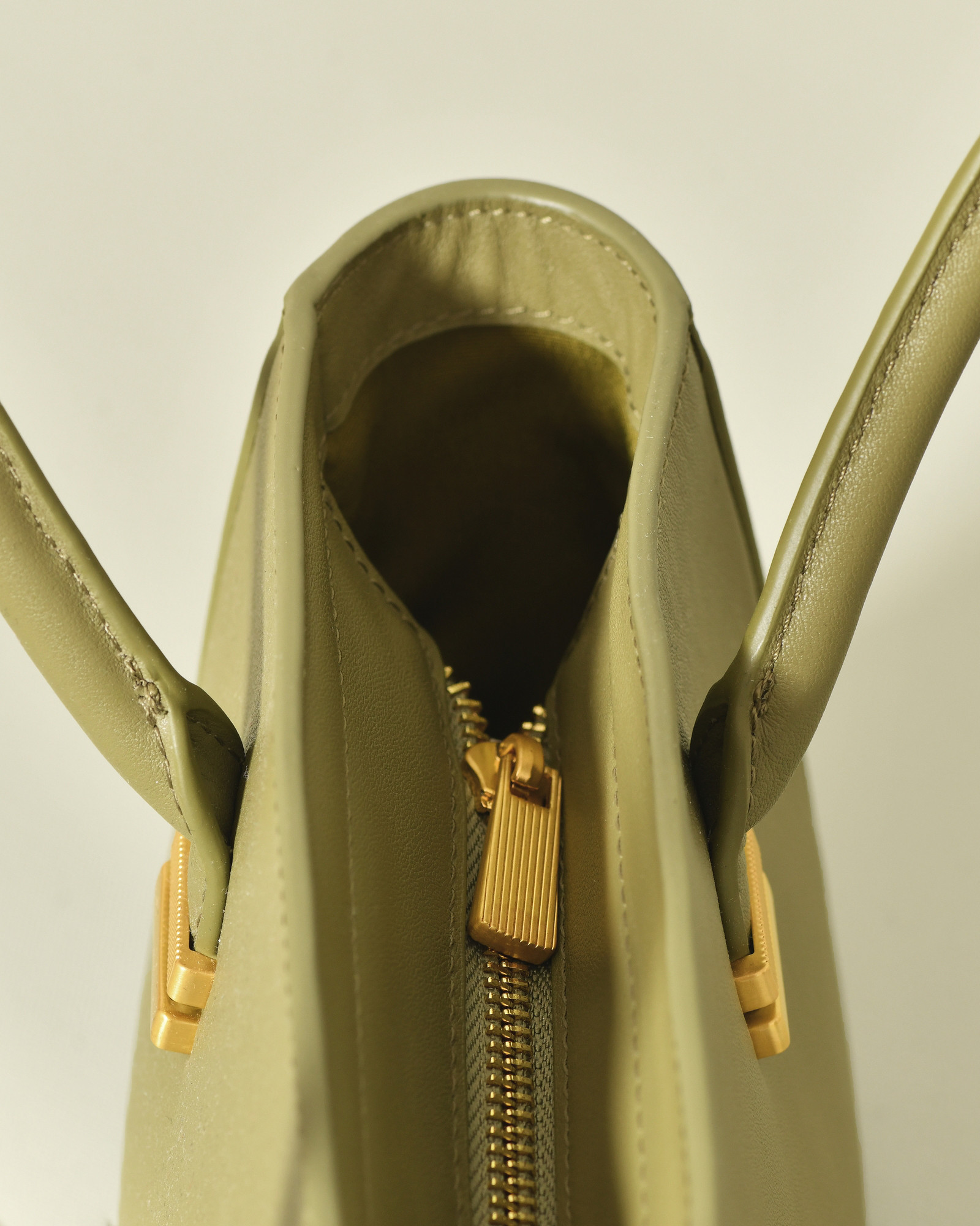 Sac en cuir lisse kaki à anses arrondies Kassandre