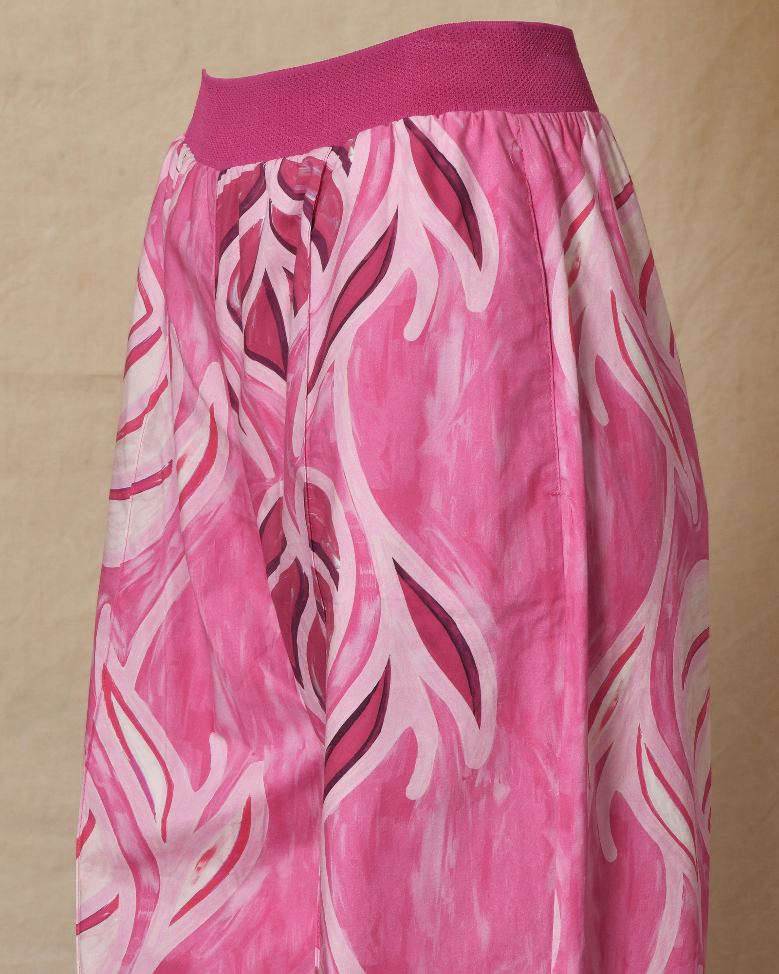 Pantalon en coton rose à motifs floraux She'so