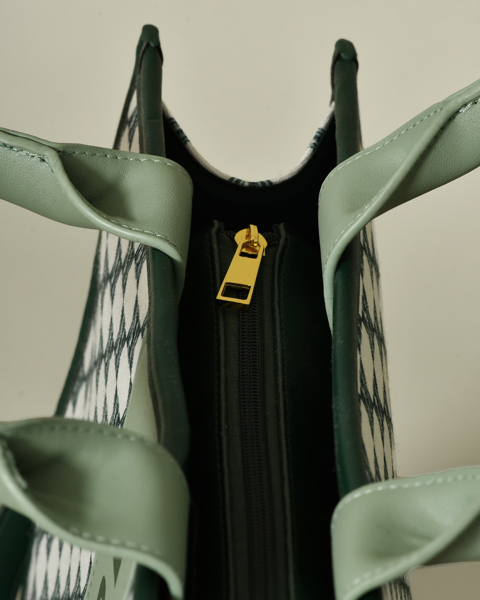 Sac cabas vert à motif monogramme Kassandre